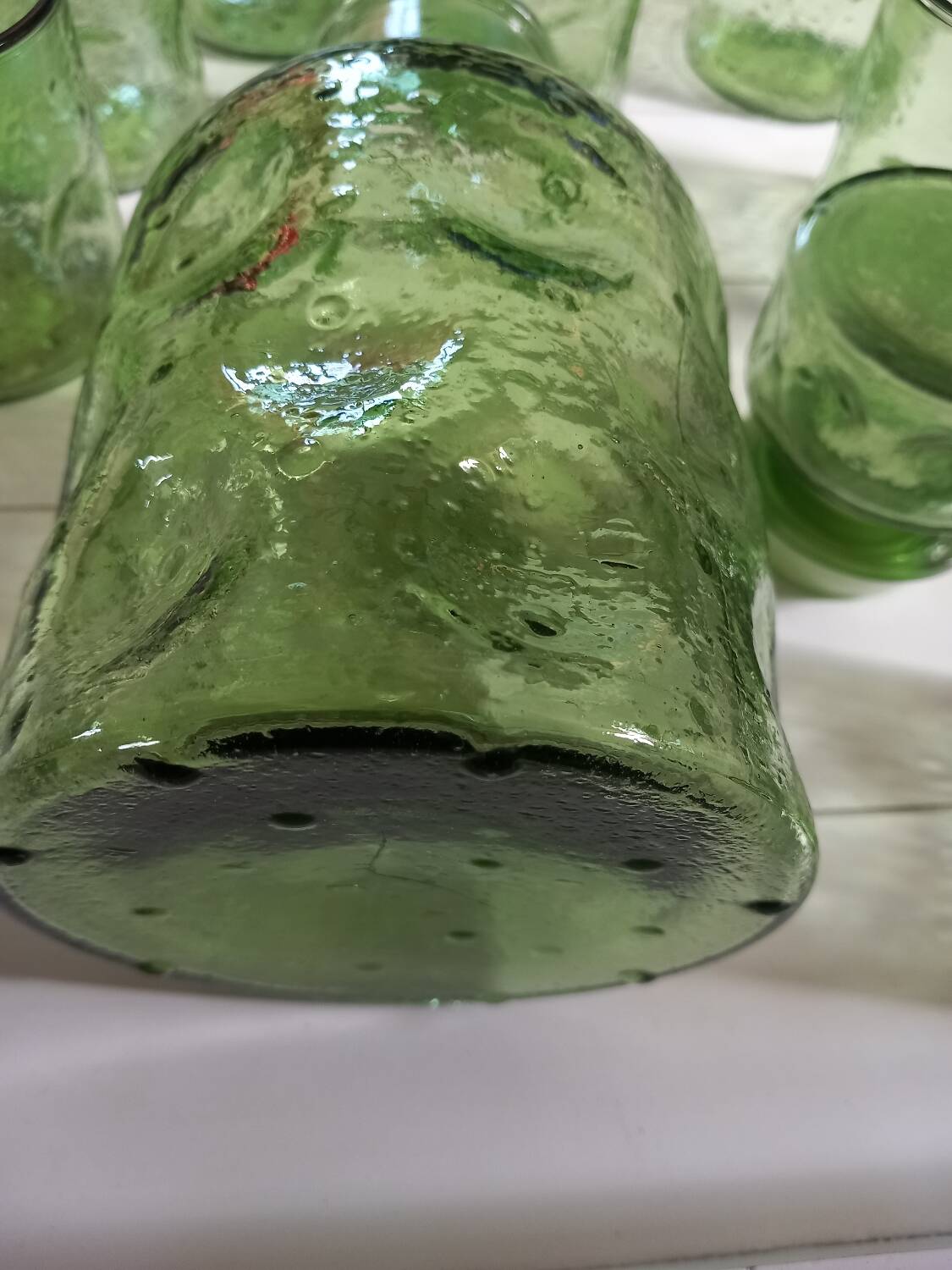 Carafe and 8 old glasses in bubble molded glass
