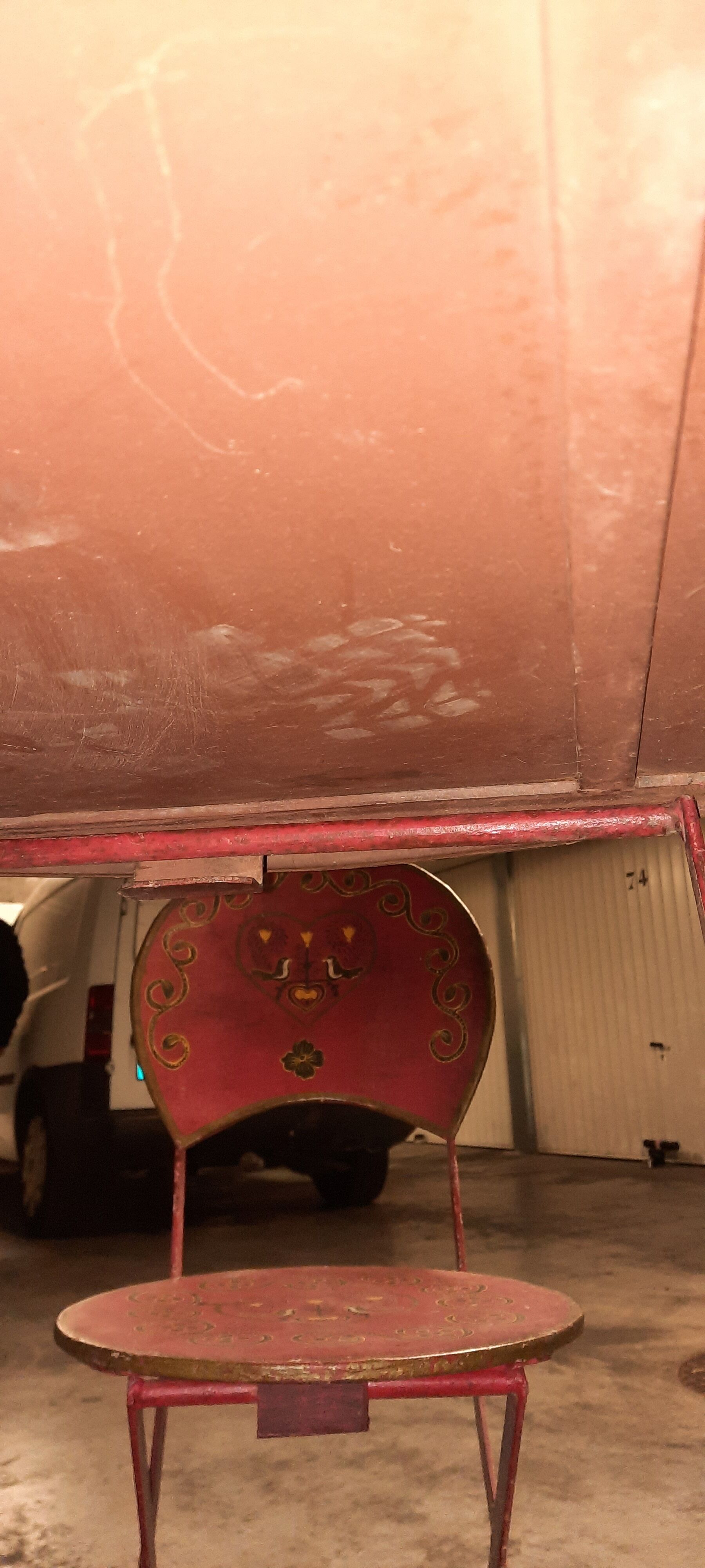 Table et chaises en tôle