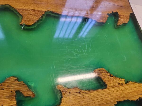 Table d'appoint vintage 1970 en resine epoxy verte & chene massif 70s bruta
