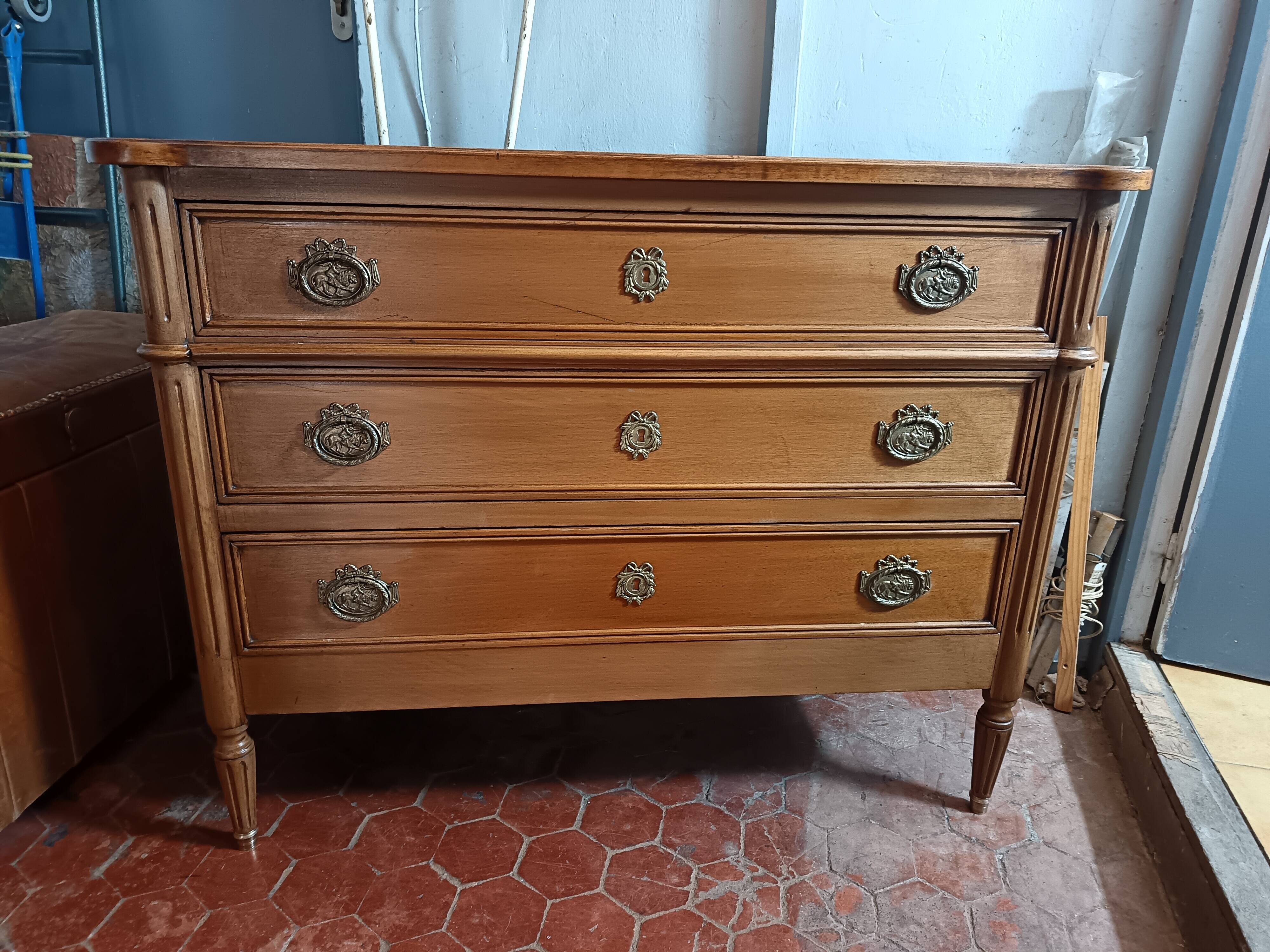 Commode de style Louis XVI ouvrant à trois tiroirs.