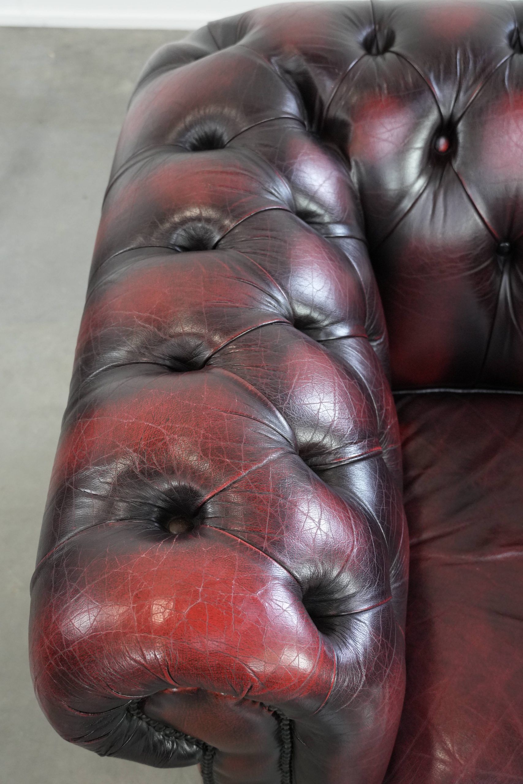Cowhide leather English chesterfield armchair on wheels
