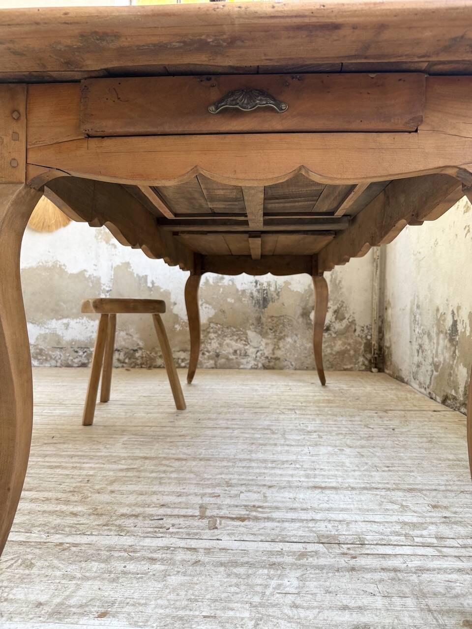 Table campagne provençale style Louis XV merisier