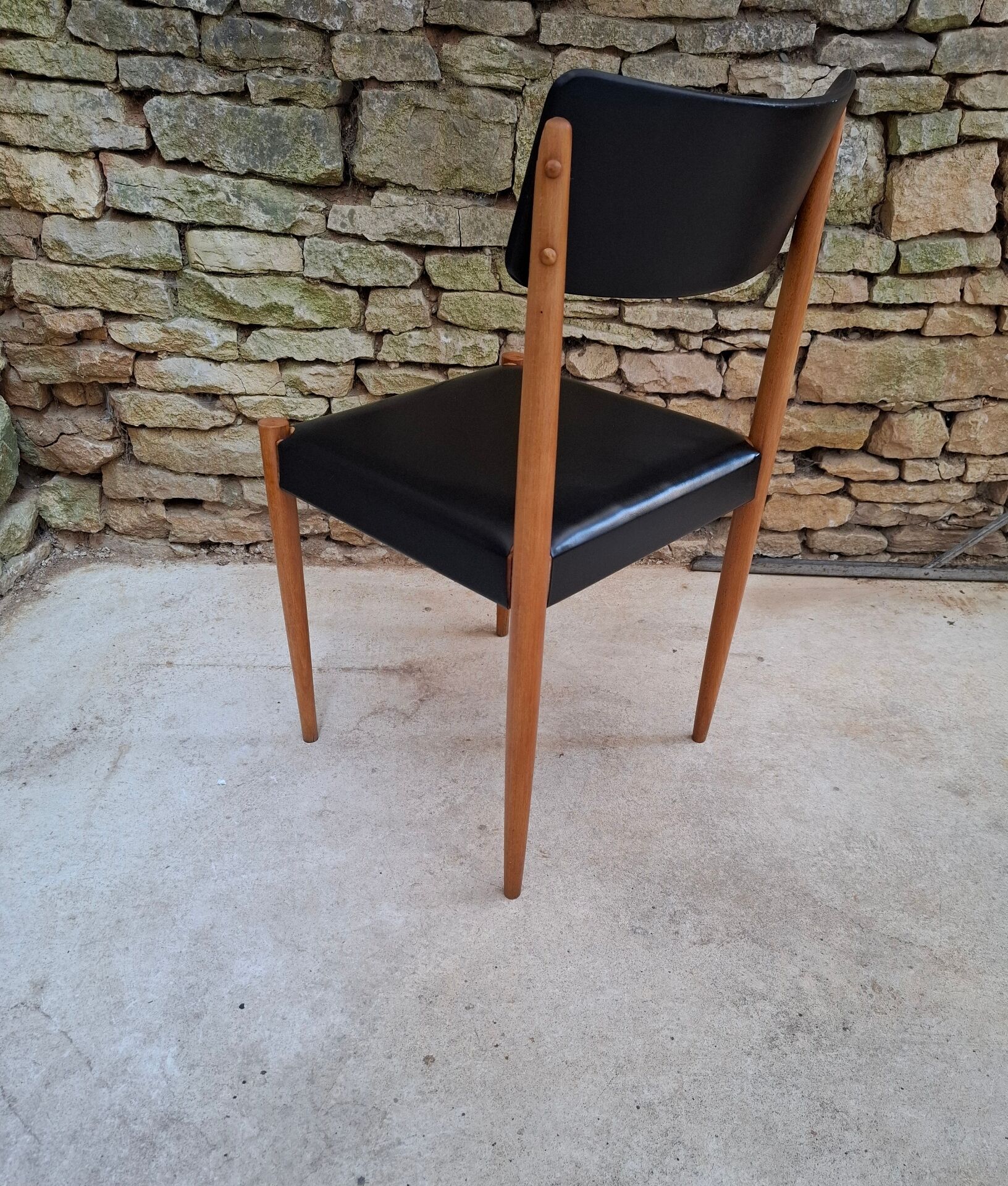 Chaise scandinave hêtre et skaï