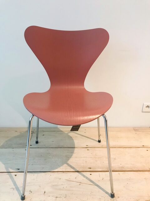 Chair serie 7 3107 by Arne Jacobsen for fritz hansen