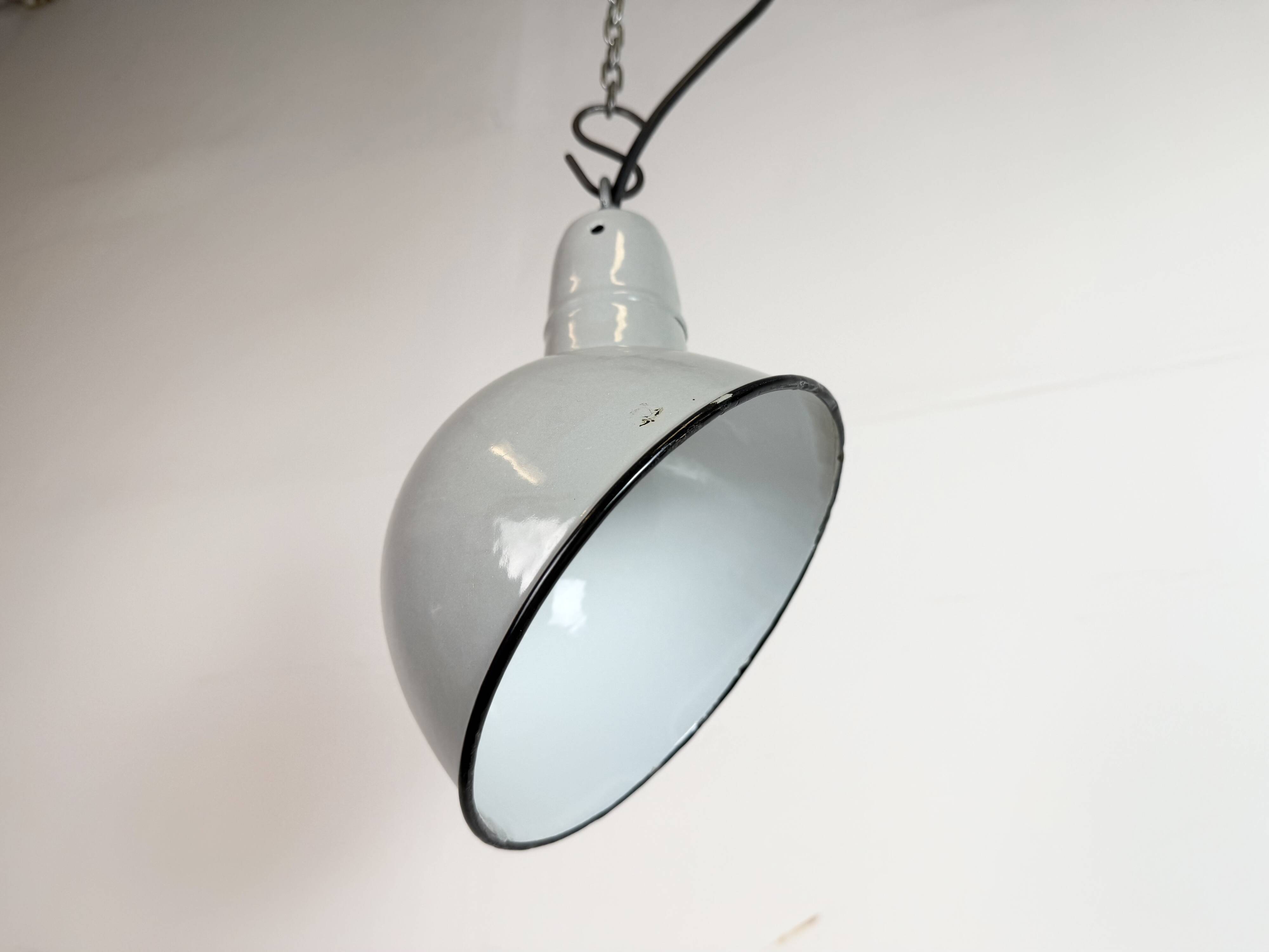 Suspension industrielle en émail gris, années 1960