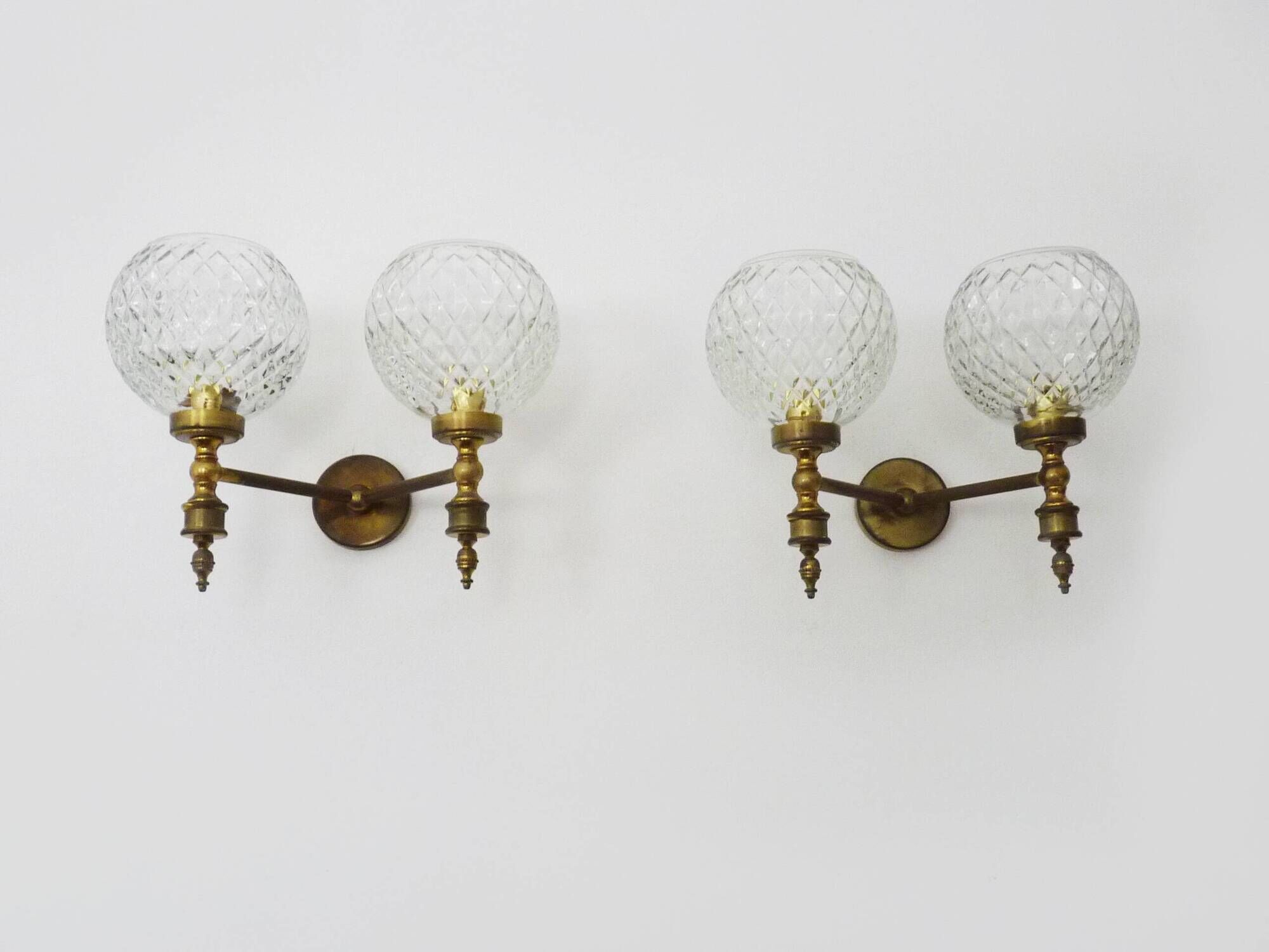 Paire d'appliques murales vintage en laiton et globe en verre années 50