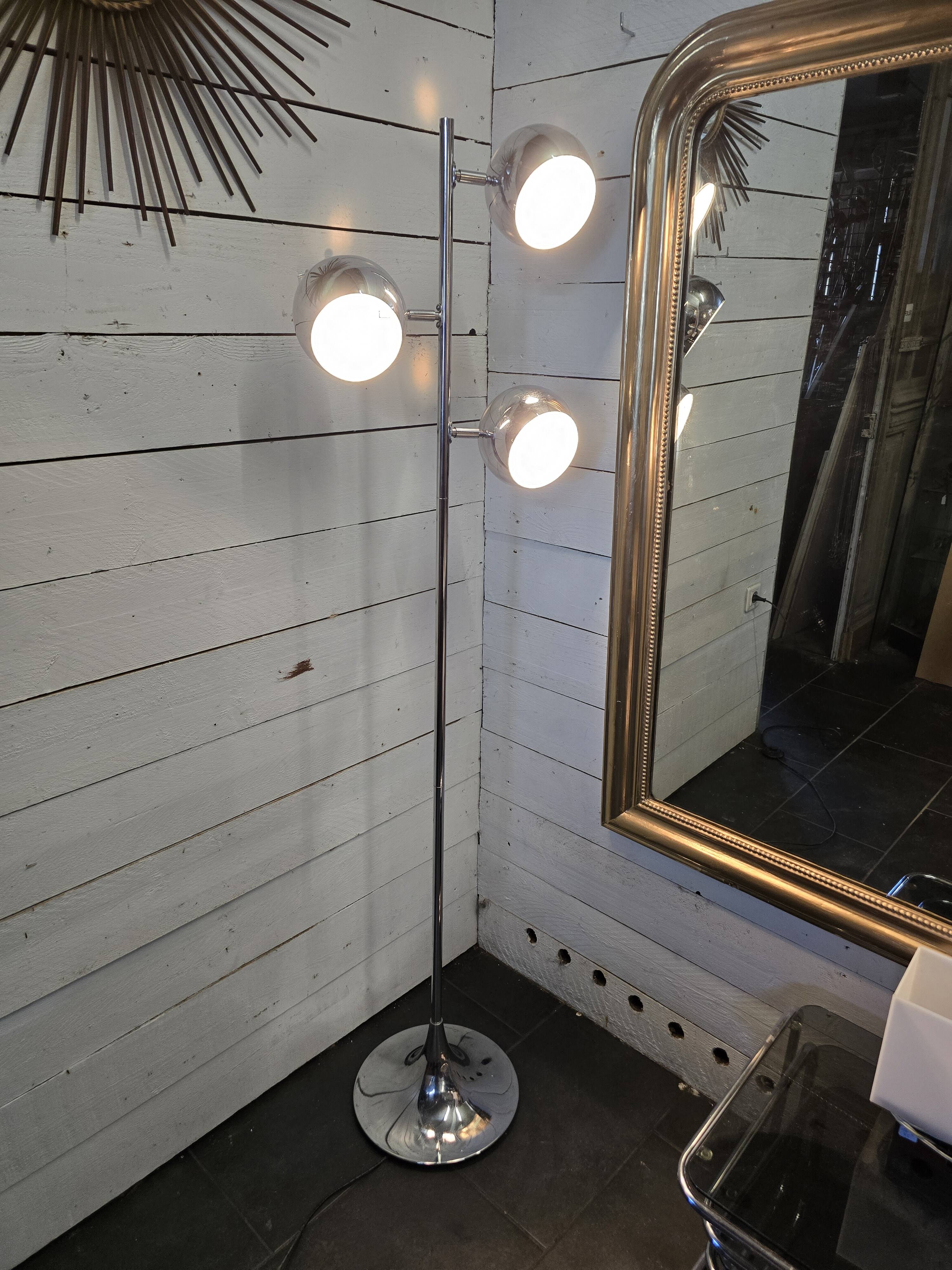Vintage eyeball floor lamp with tulip base in chromed metal