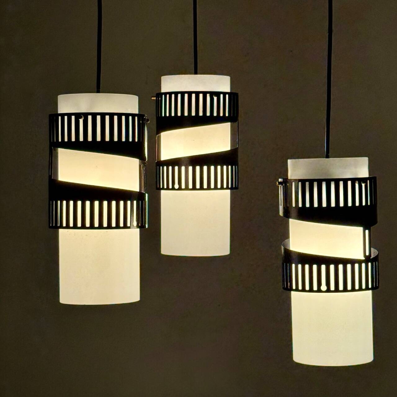 Suspension à trois lumières en métal et verre opalin, années 1960