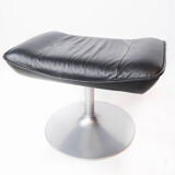 Fauteuil avec tabouret recouvert de cuir noir de design danois, années 1970