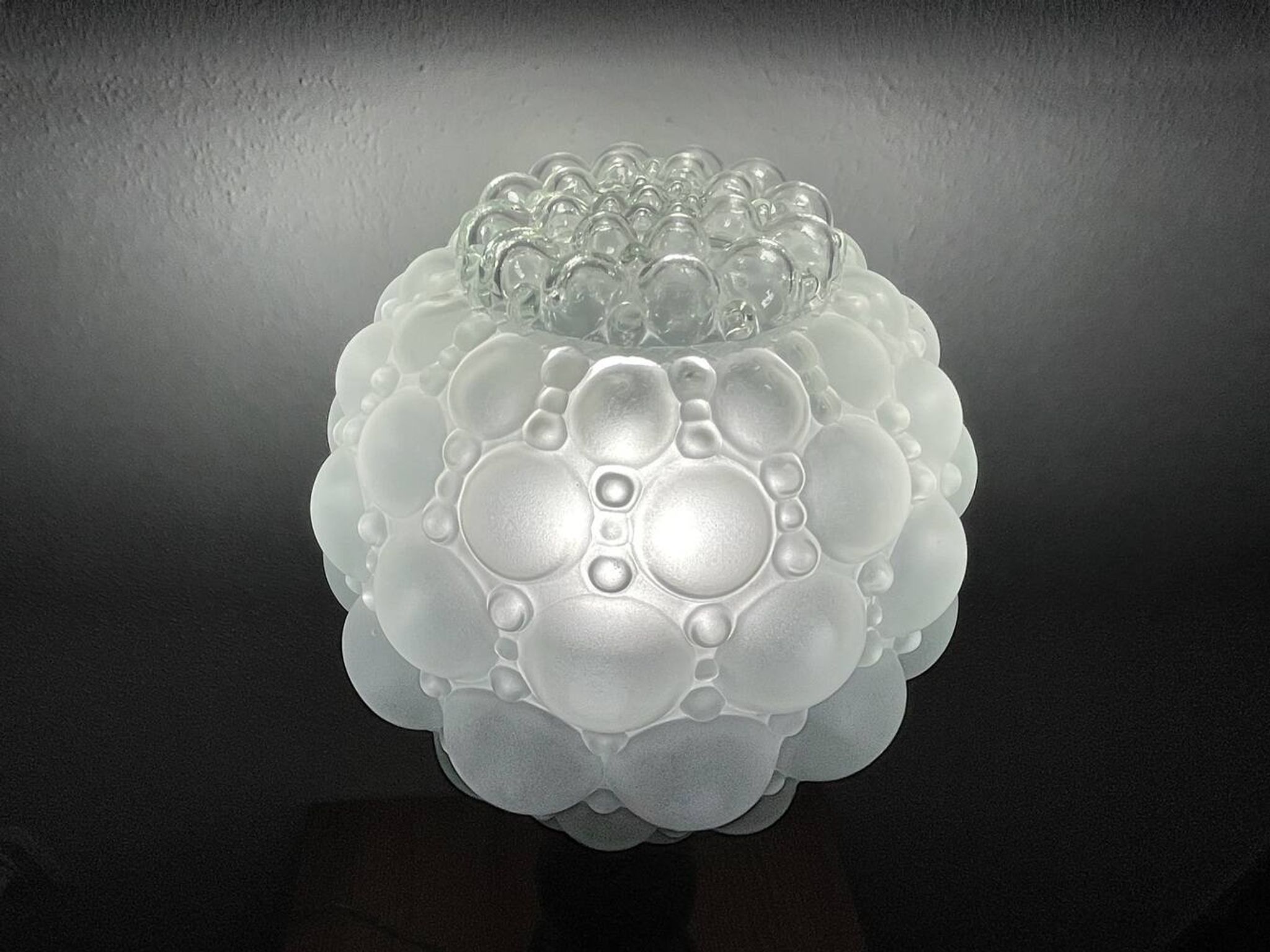 Grande lampe de table en bois avec verre dépoli