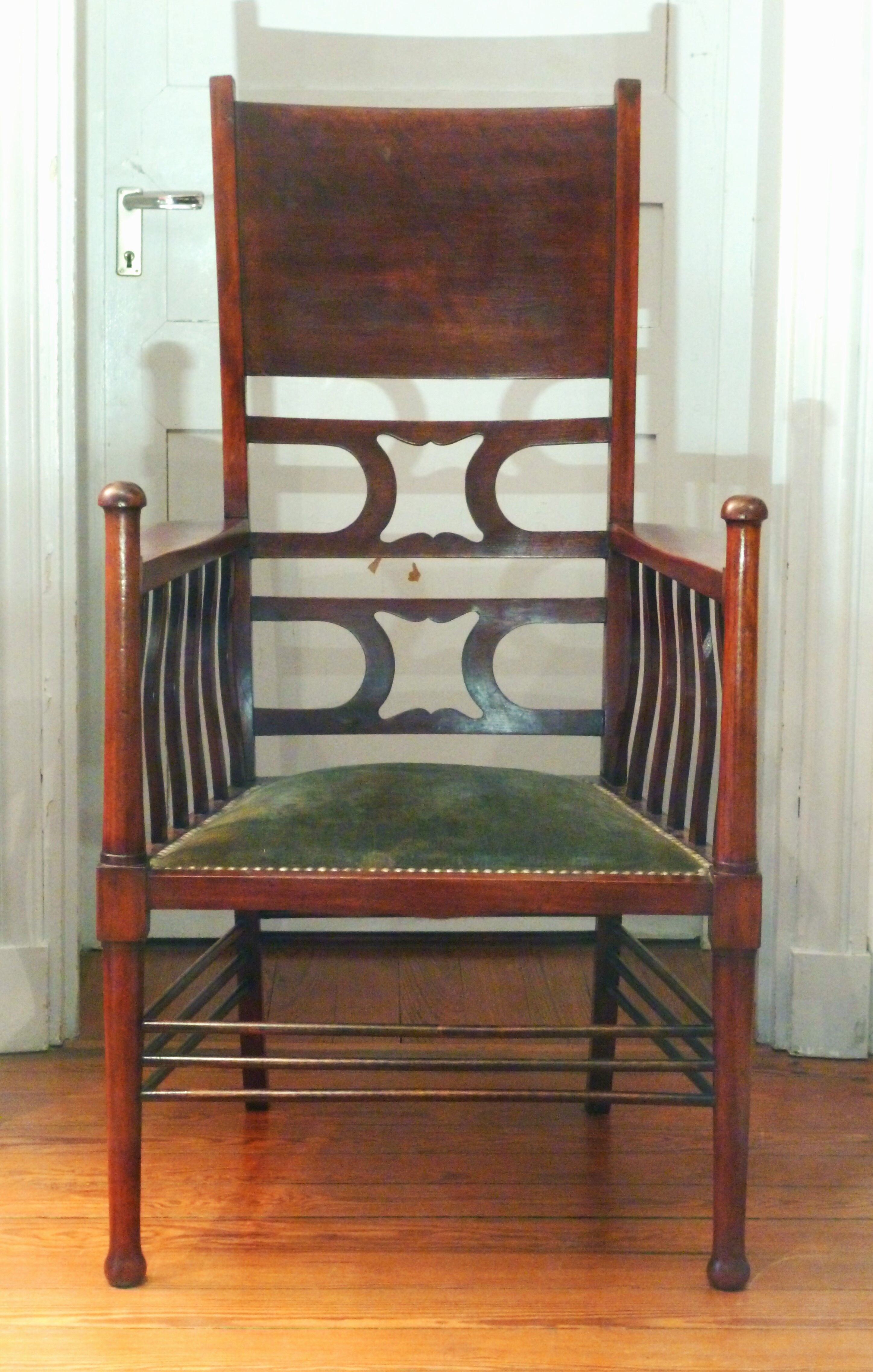 Arts and Crafts armchair, England late nineteenth/early twentieth