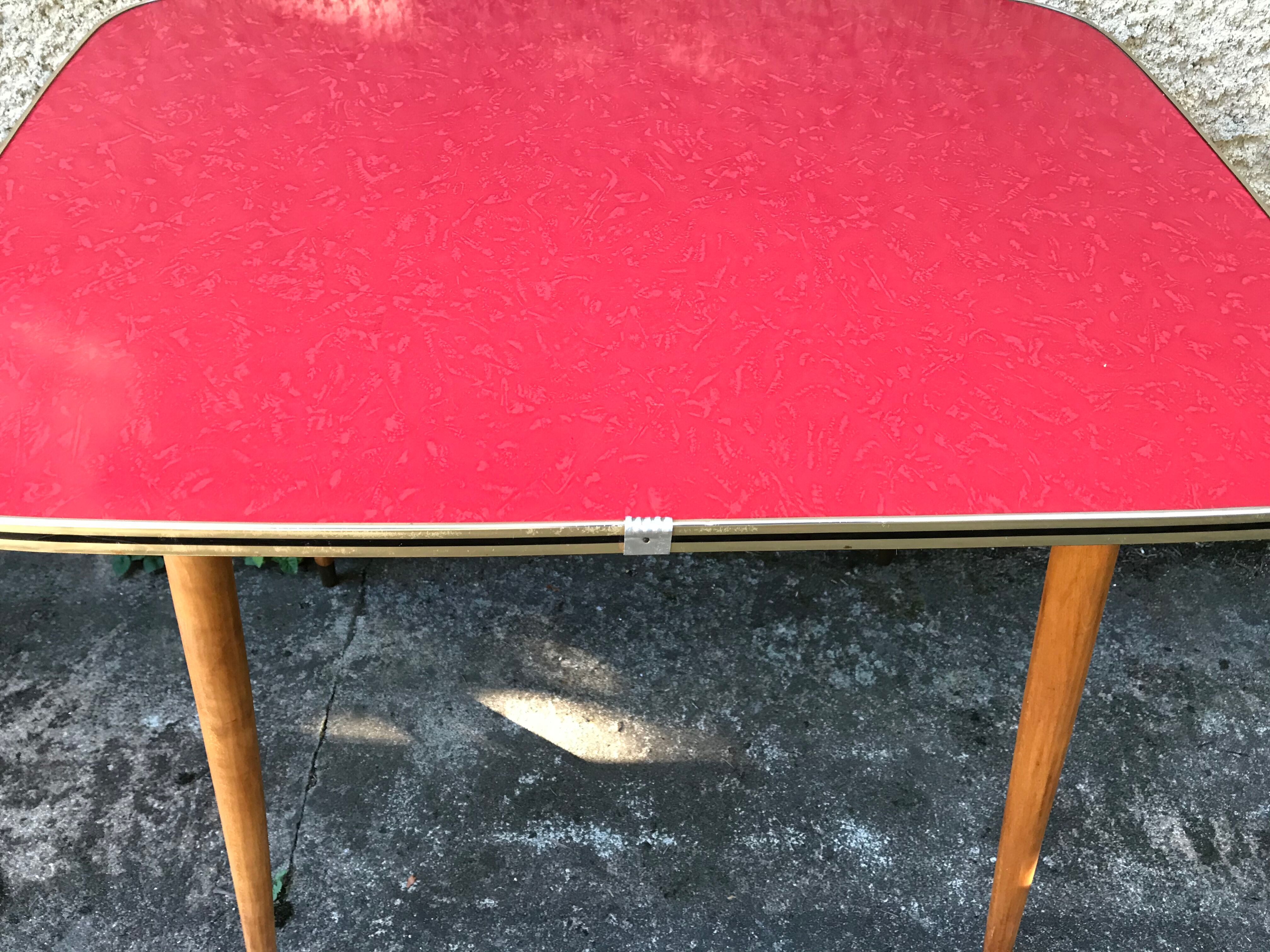 Table bass feet compass formica red