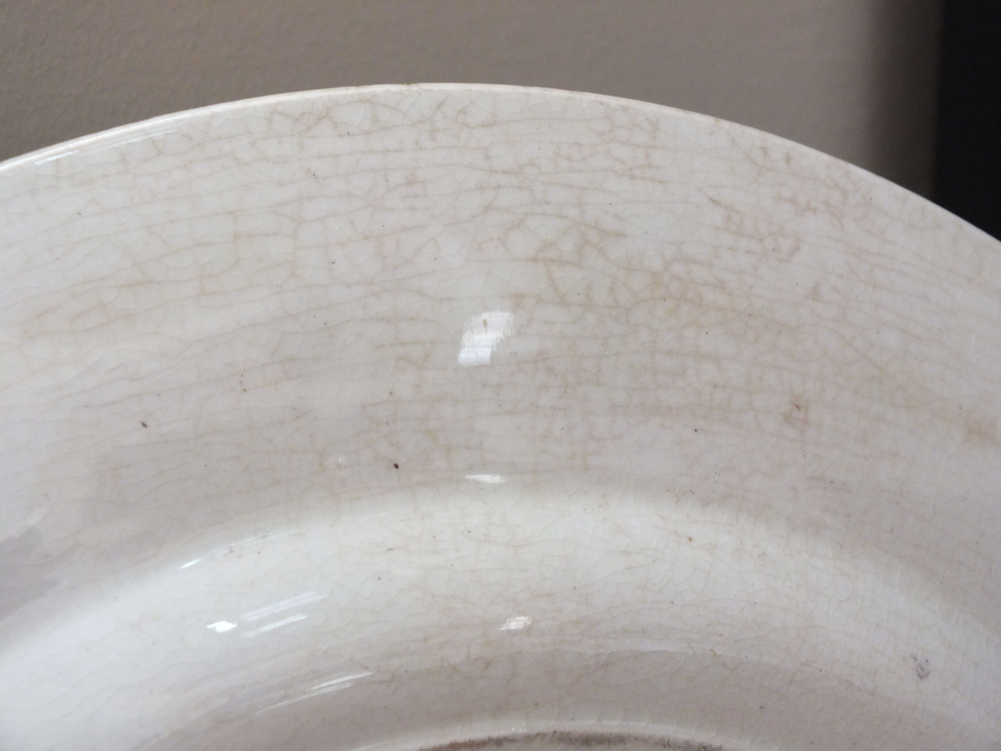 Round dish n°3 Choisy le Roi en Terre de Fer decoration fruits and insects