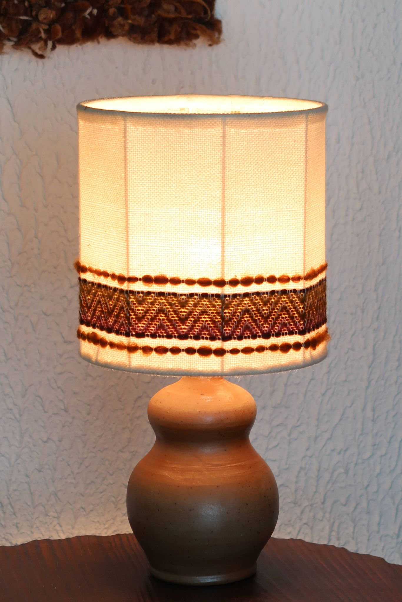 Lampe en grès, abat jour en  laine, années 70