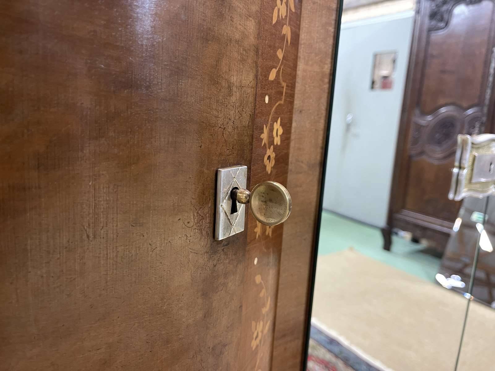 Armoire de chambre Art déco en loupe de noyer, travail des années 1940