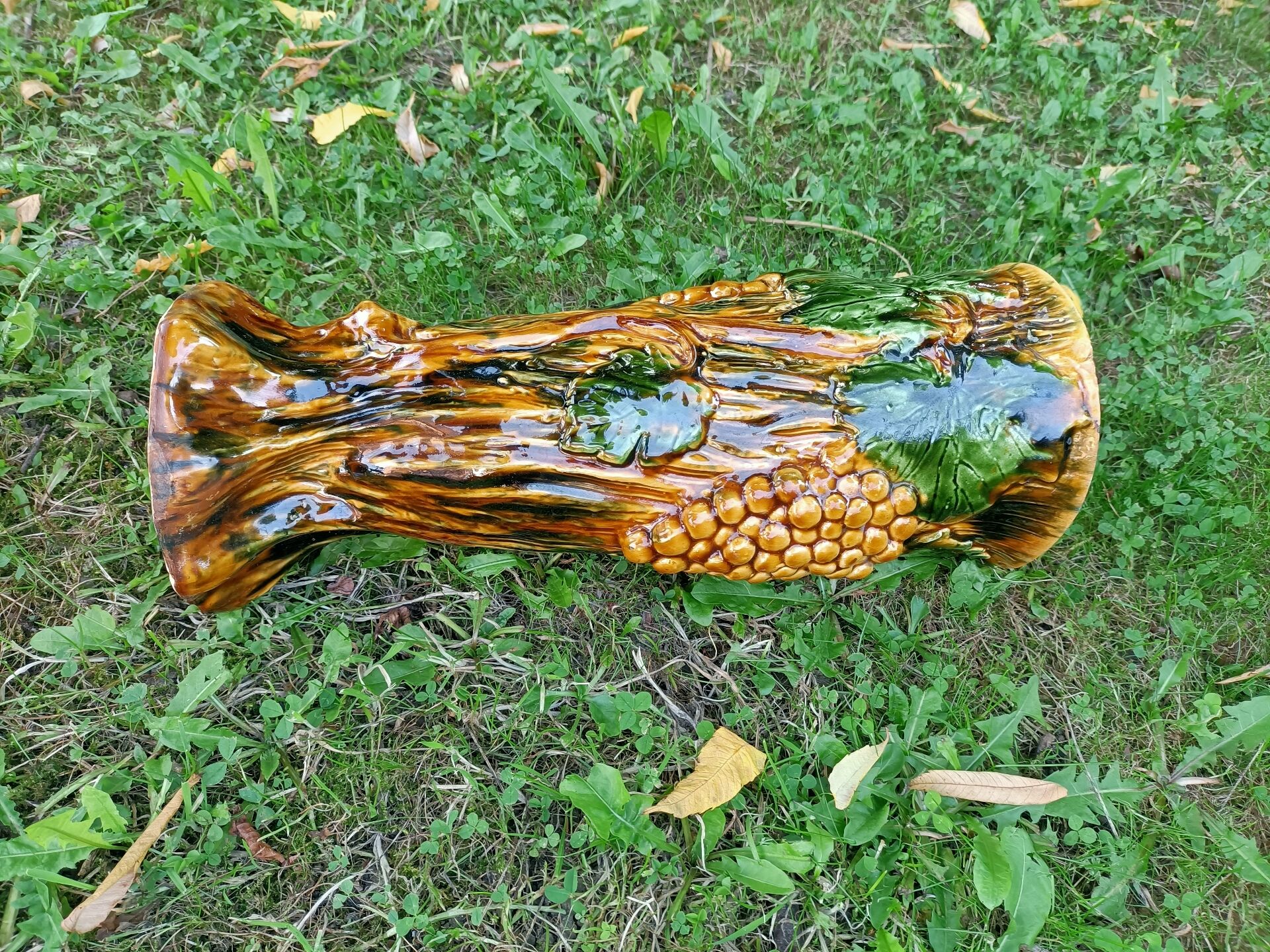 Retro Grapevine Barbotine Vase