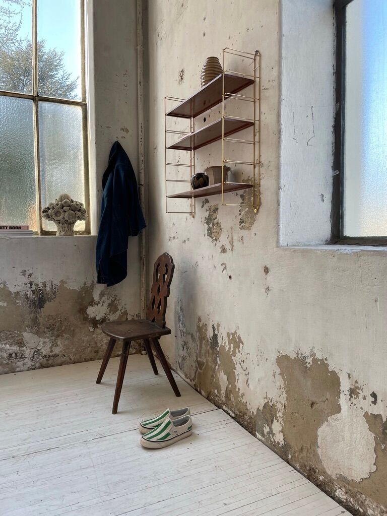 String-type wall shelf