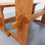 Suite d’une table et de 2 bancs en sapin, années 60