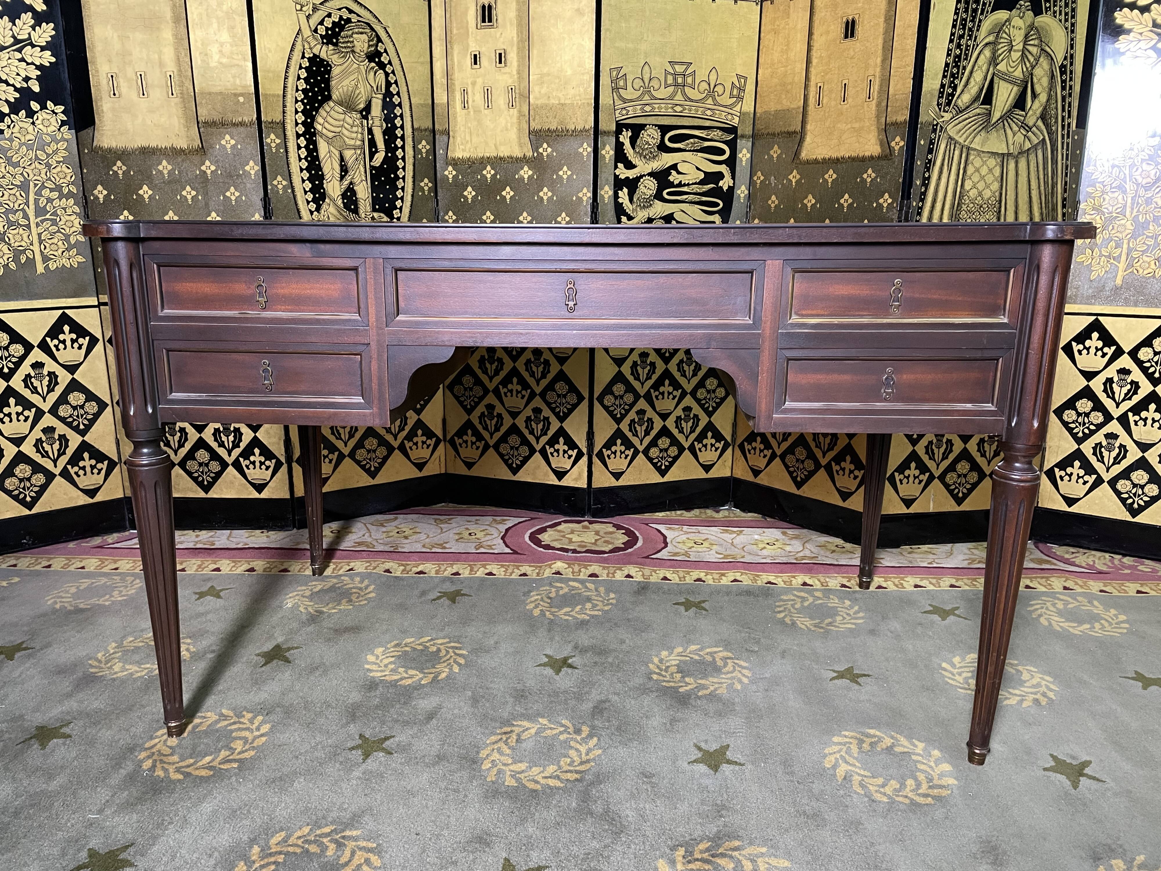 Bureau plat de style Louis XV