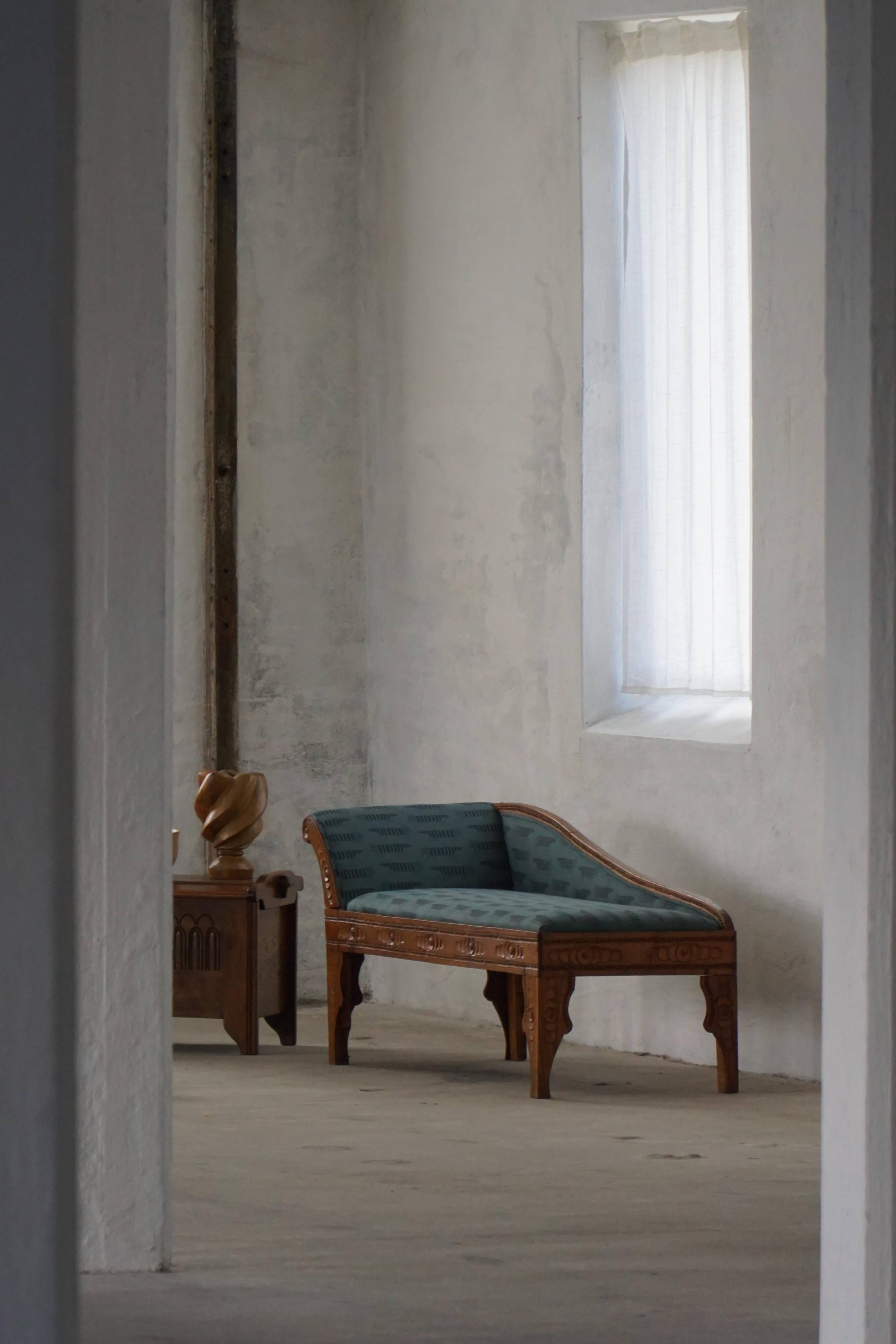 Danish Art Nouveau chaise longue in oak and "Mikey" upholstery by Lisa Larson, 1920s.