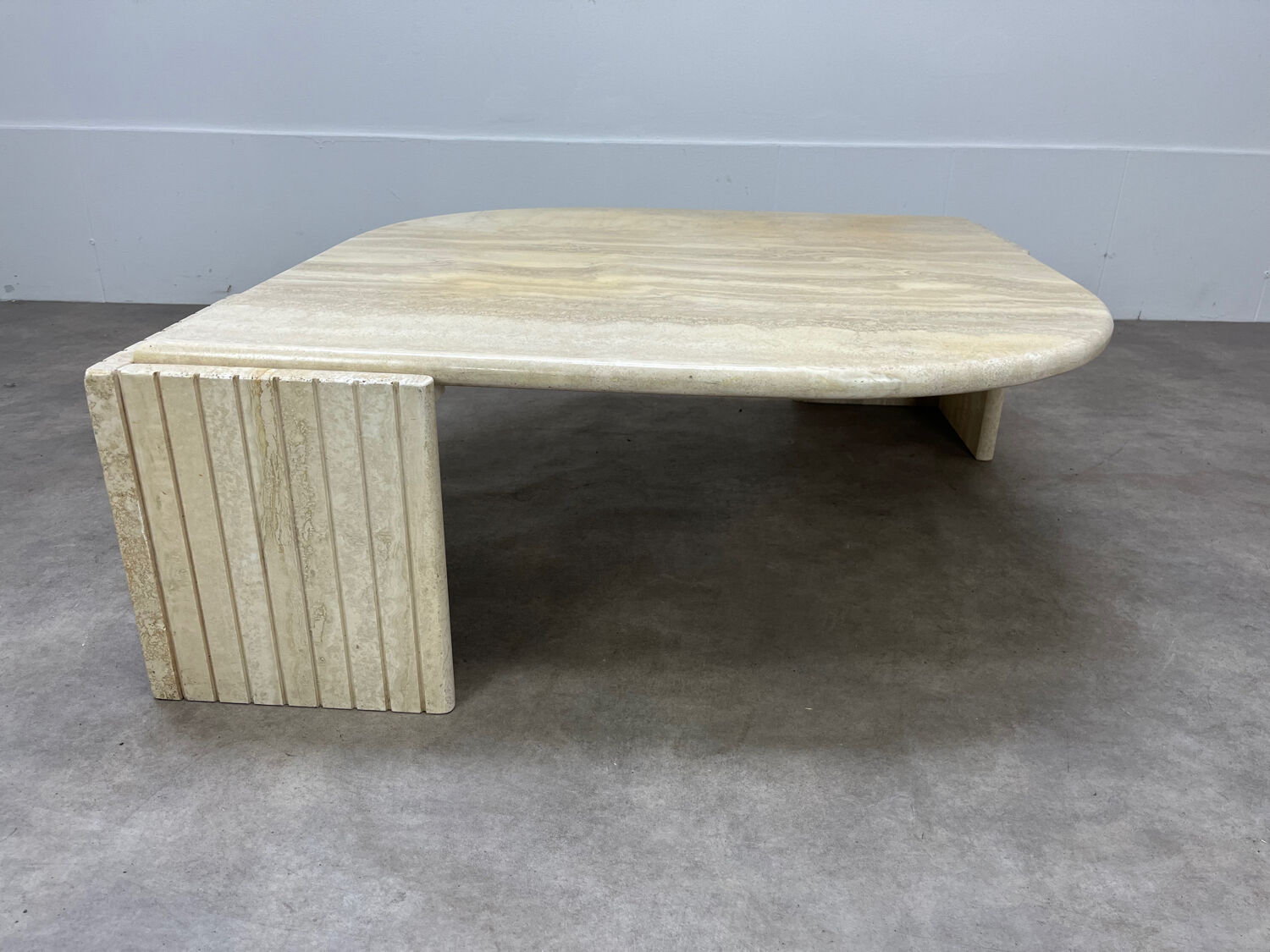 Table basse travertin forme œil par Roche Bobois