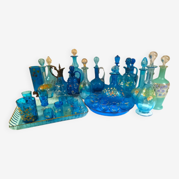 Collection de carafes anciennes bleues, en verre soufflé , à décor floral émaillé, circa 1900