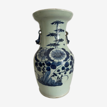 Vase balustre en grès blanc bleu sous couverte céladon XIXe Chine