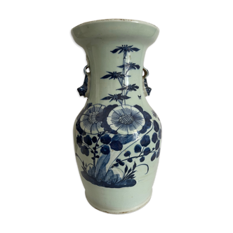 Vase balustre en grès blanc bleu sous couverte céladon XIXe Chine