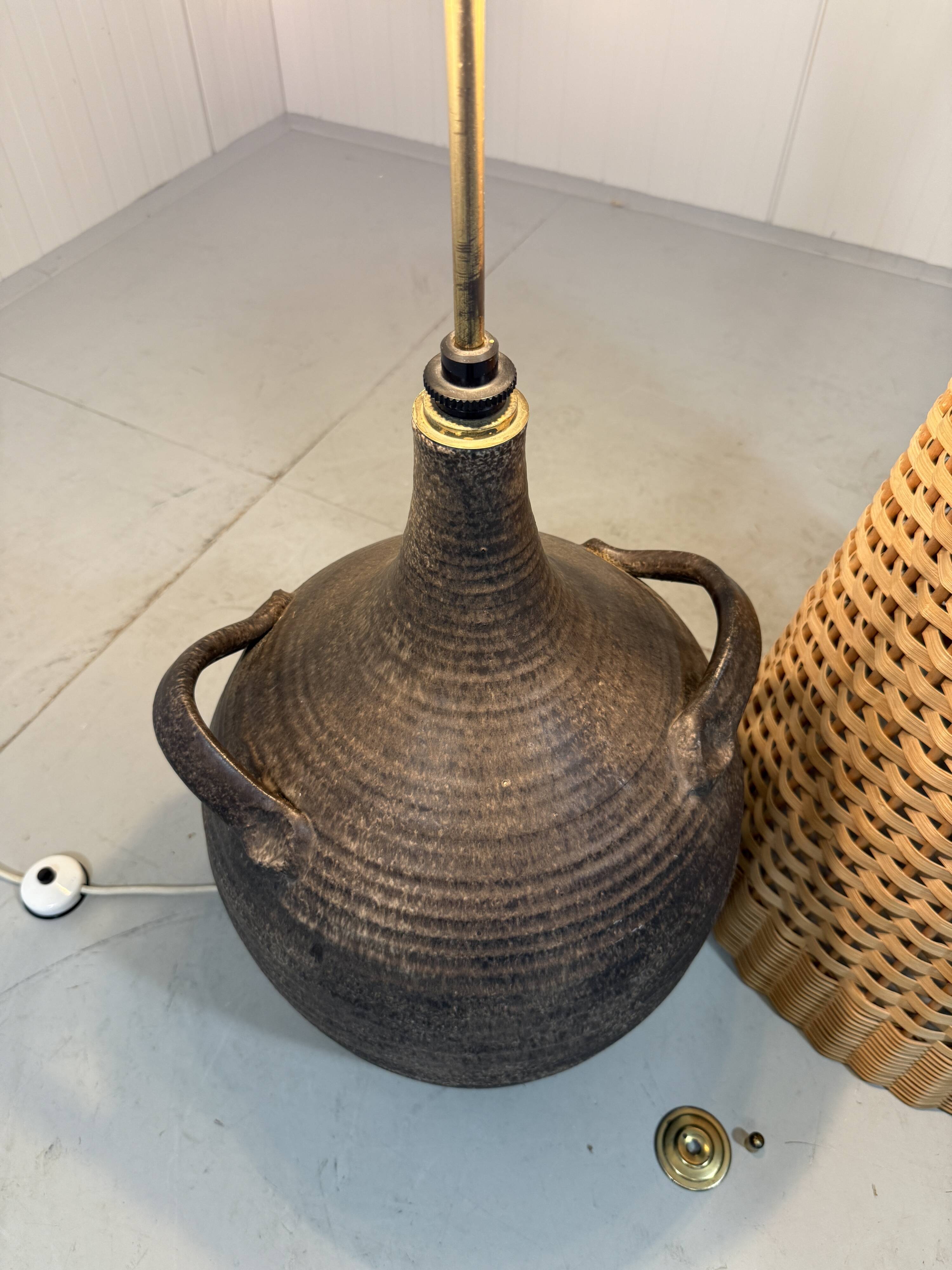 Grand lampadaire amphore en poterie avec abat-jour en rotin des années 1960