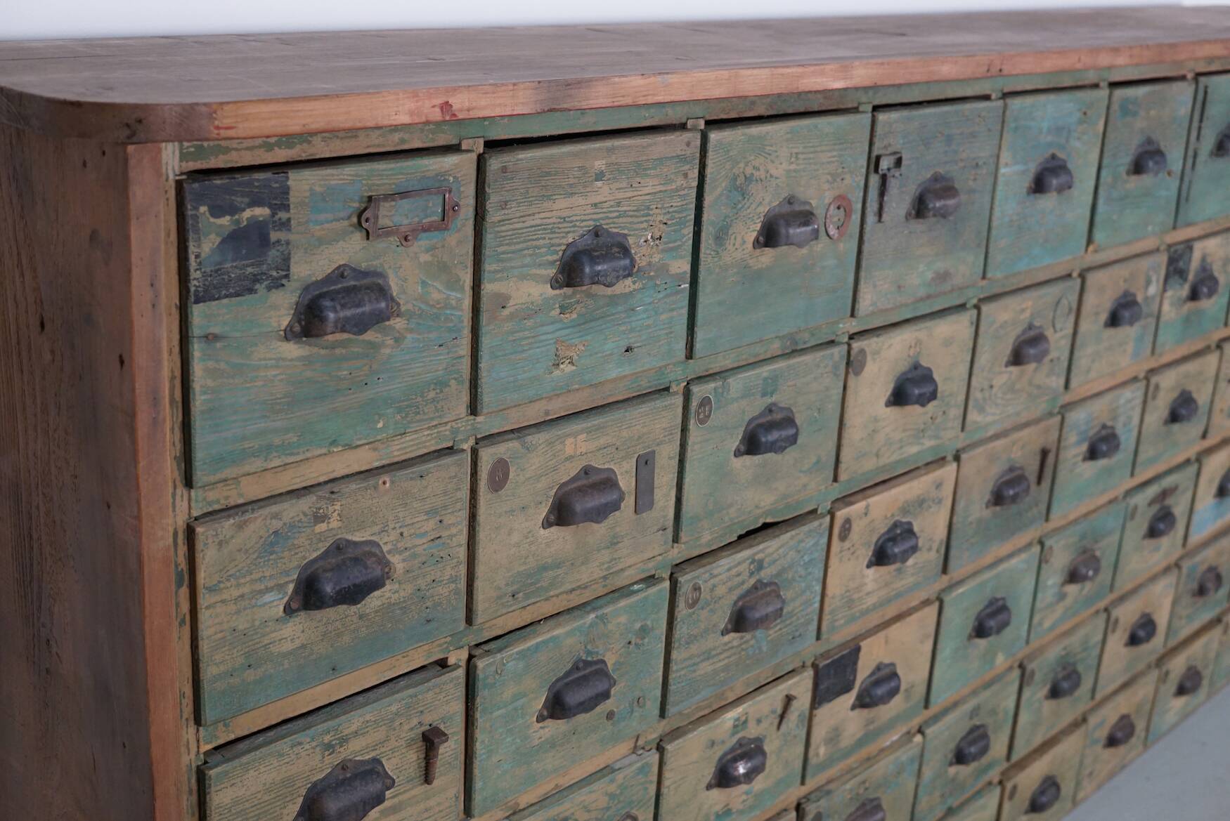 Meuble de quincaillerie industriel en pin peint, France années 1950