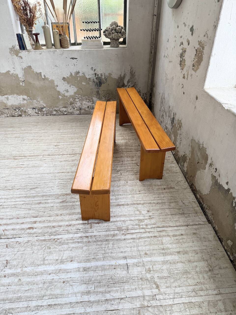Paire de bancs en pin Charlotte Perriand Les arcs