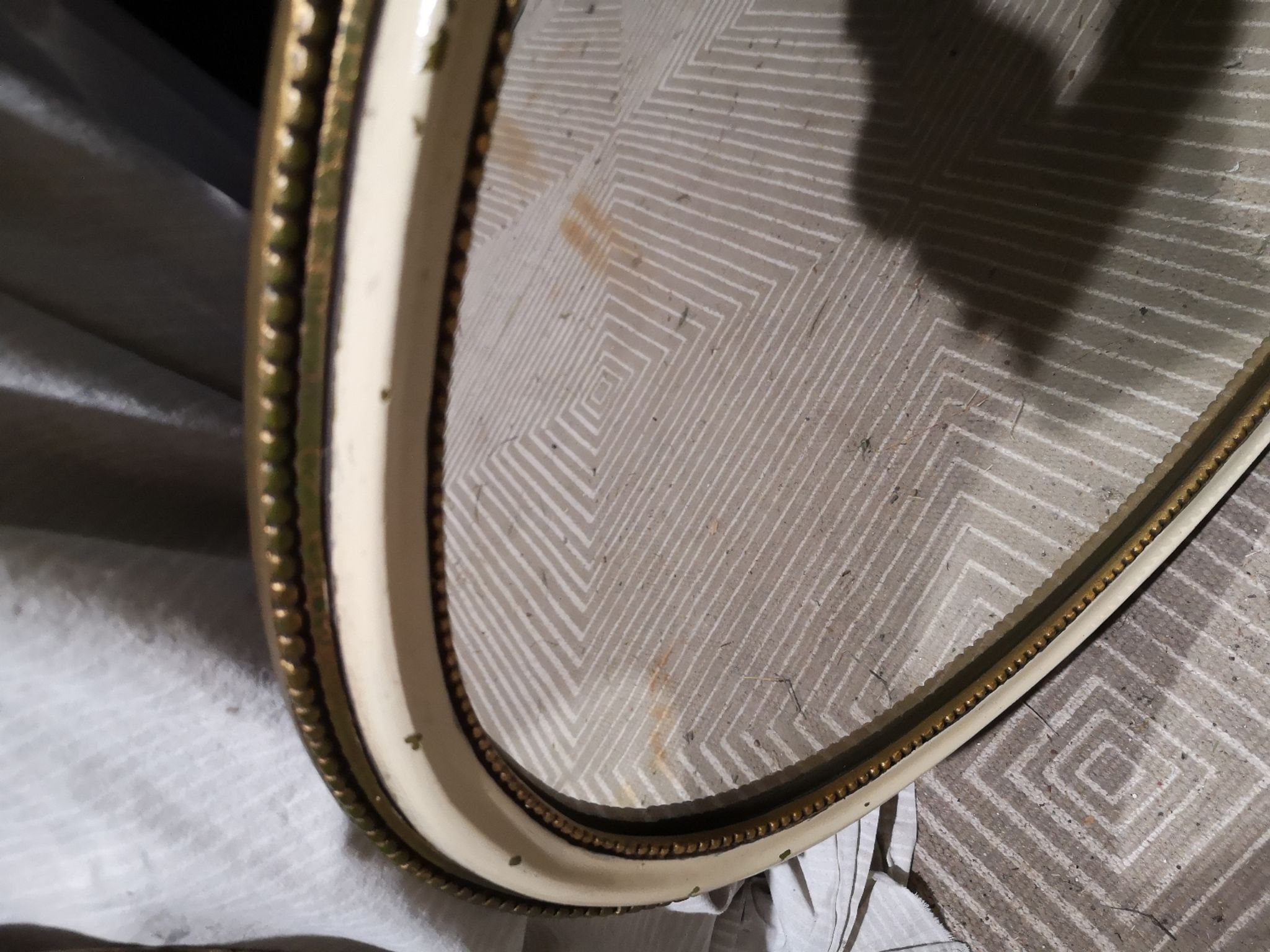 Ancien miroir ovale guilloché doré et peint