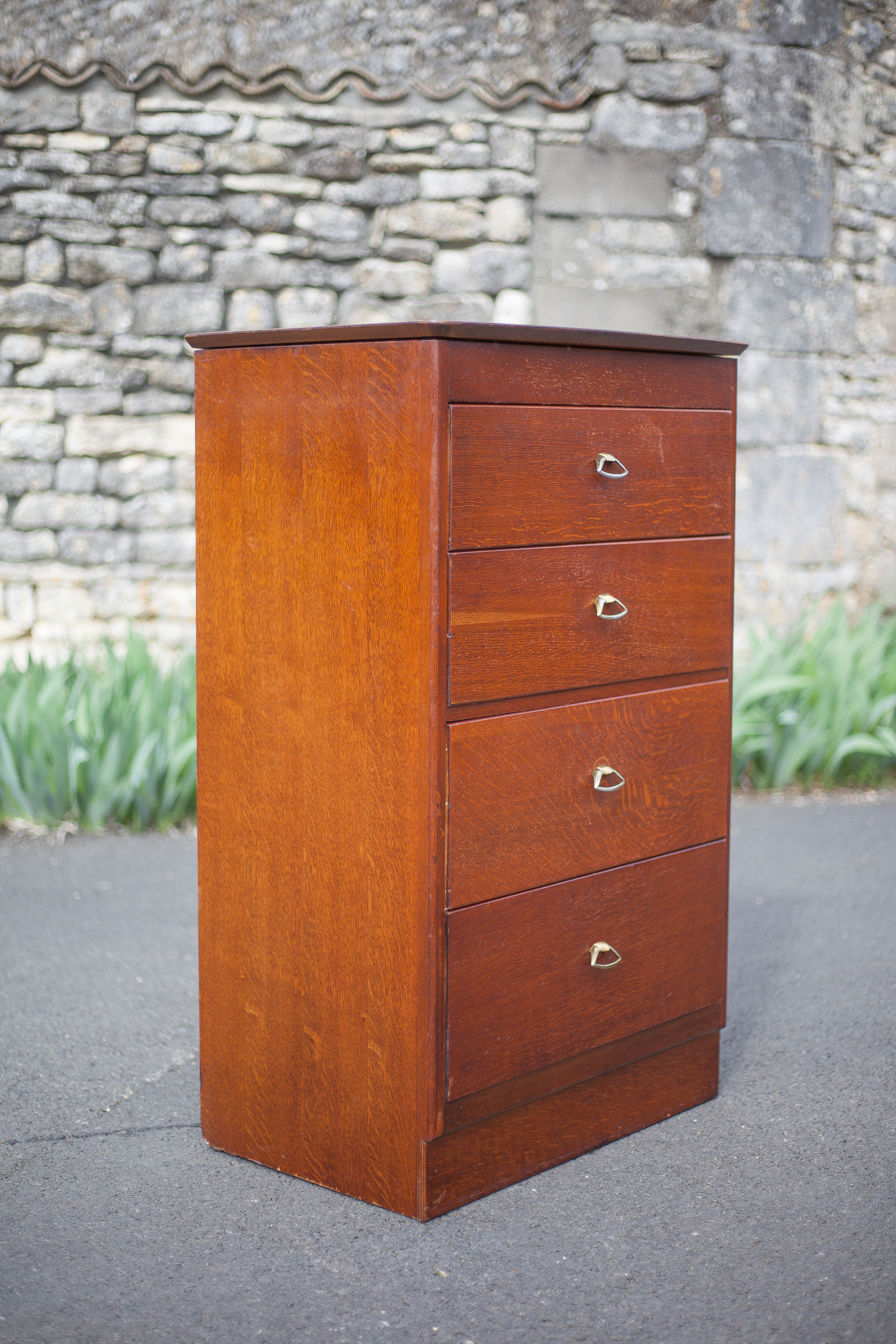 Chest of drawers with integrated mirror
