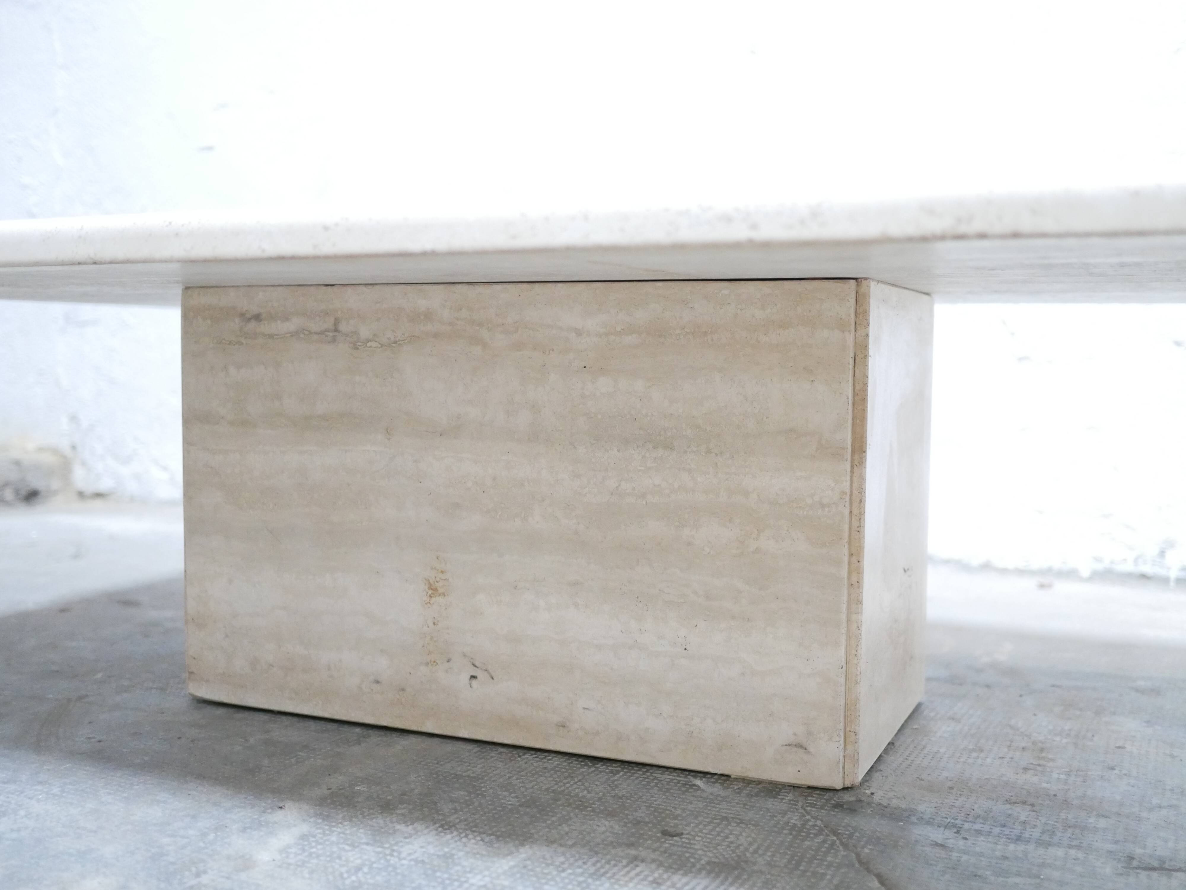 Table basse vintage en travertin