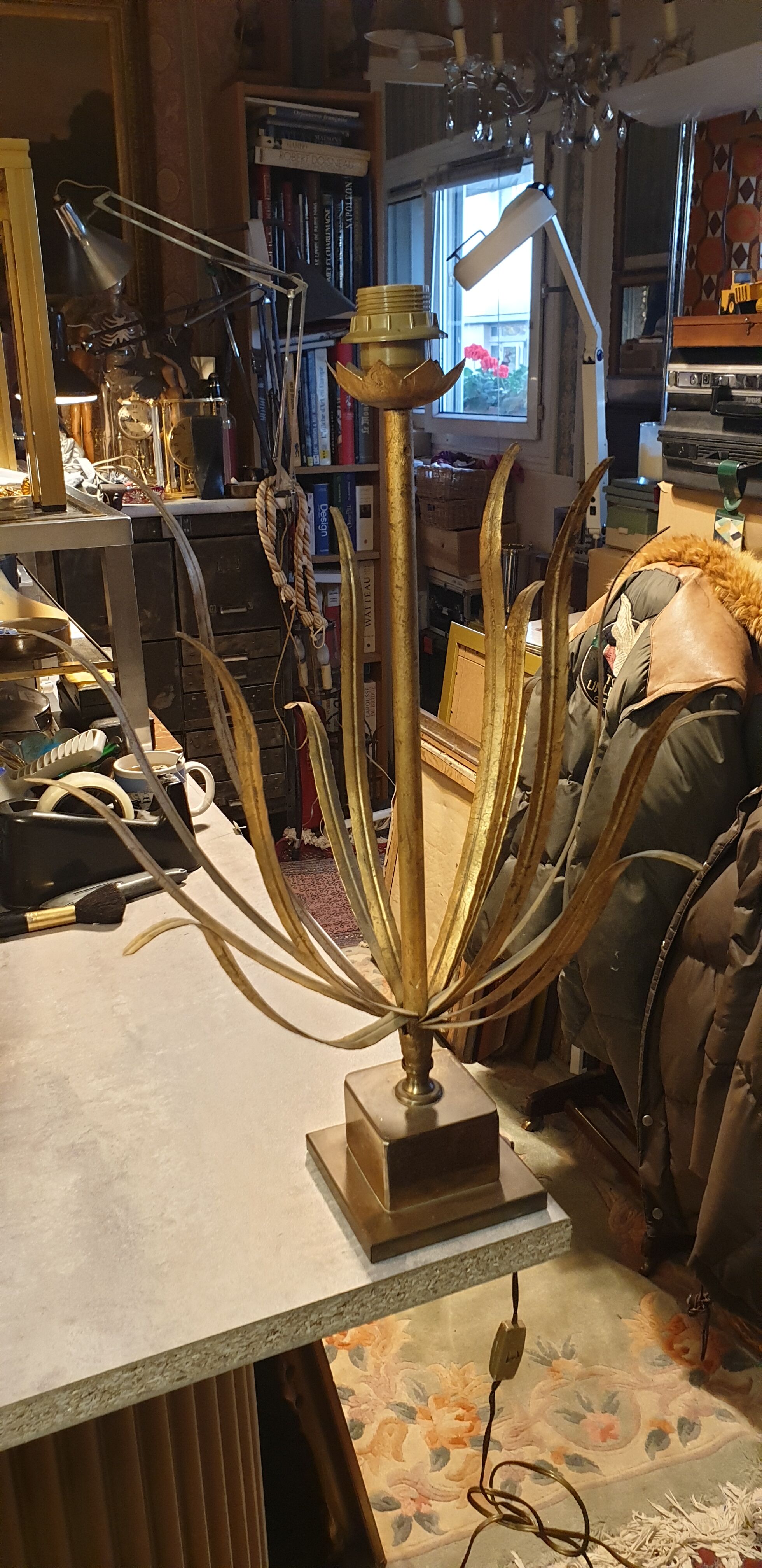 Vintage leafy décor lamp