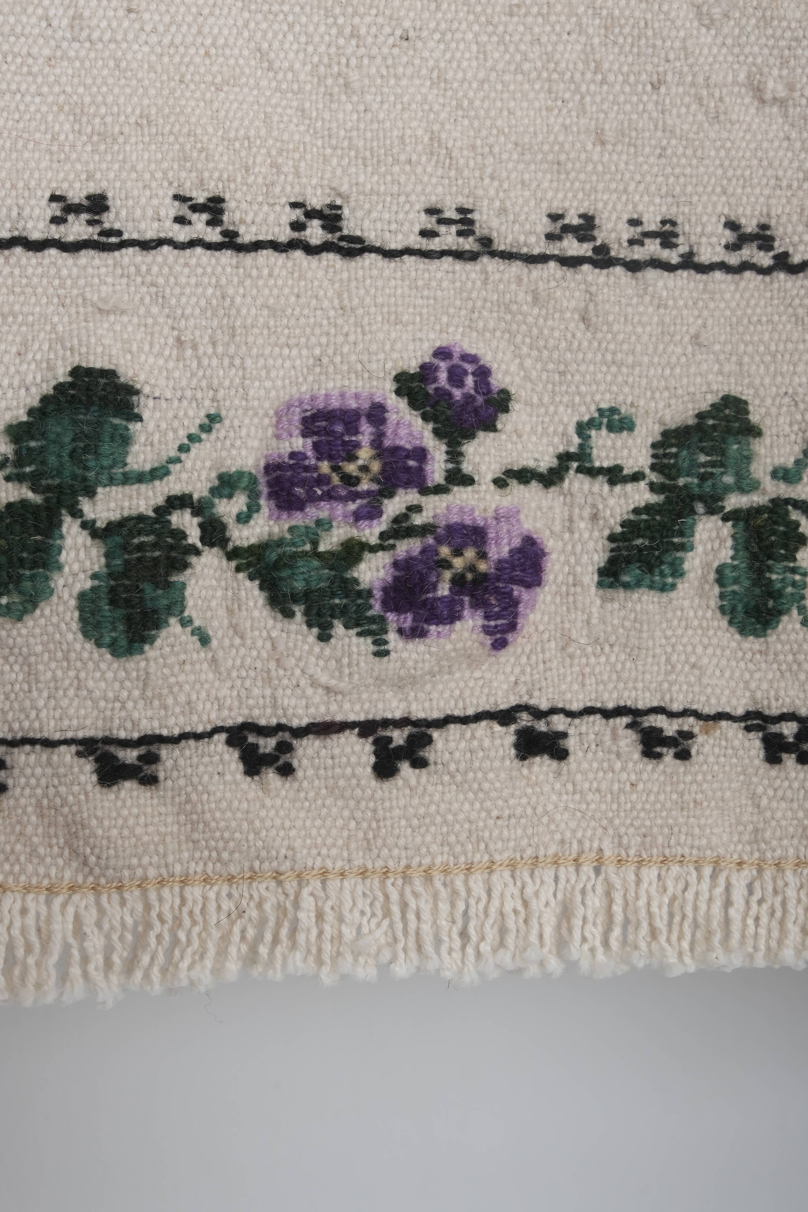 Vintage Turkish rug from Oushak, hand-woven 115x144 cm