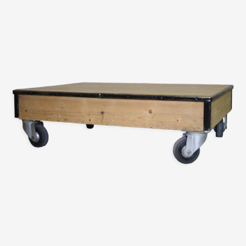 Platform coffee table on casters