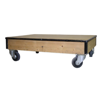 Platform coffee table on casters