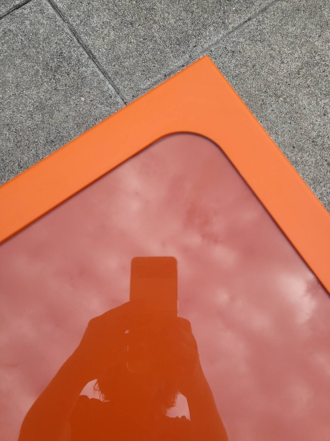 Table basse en plastique orange