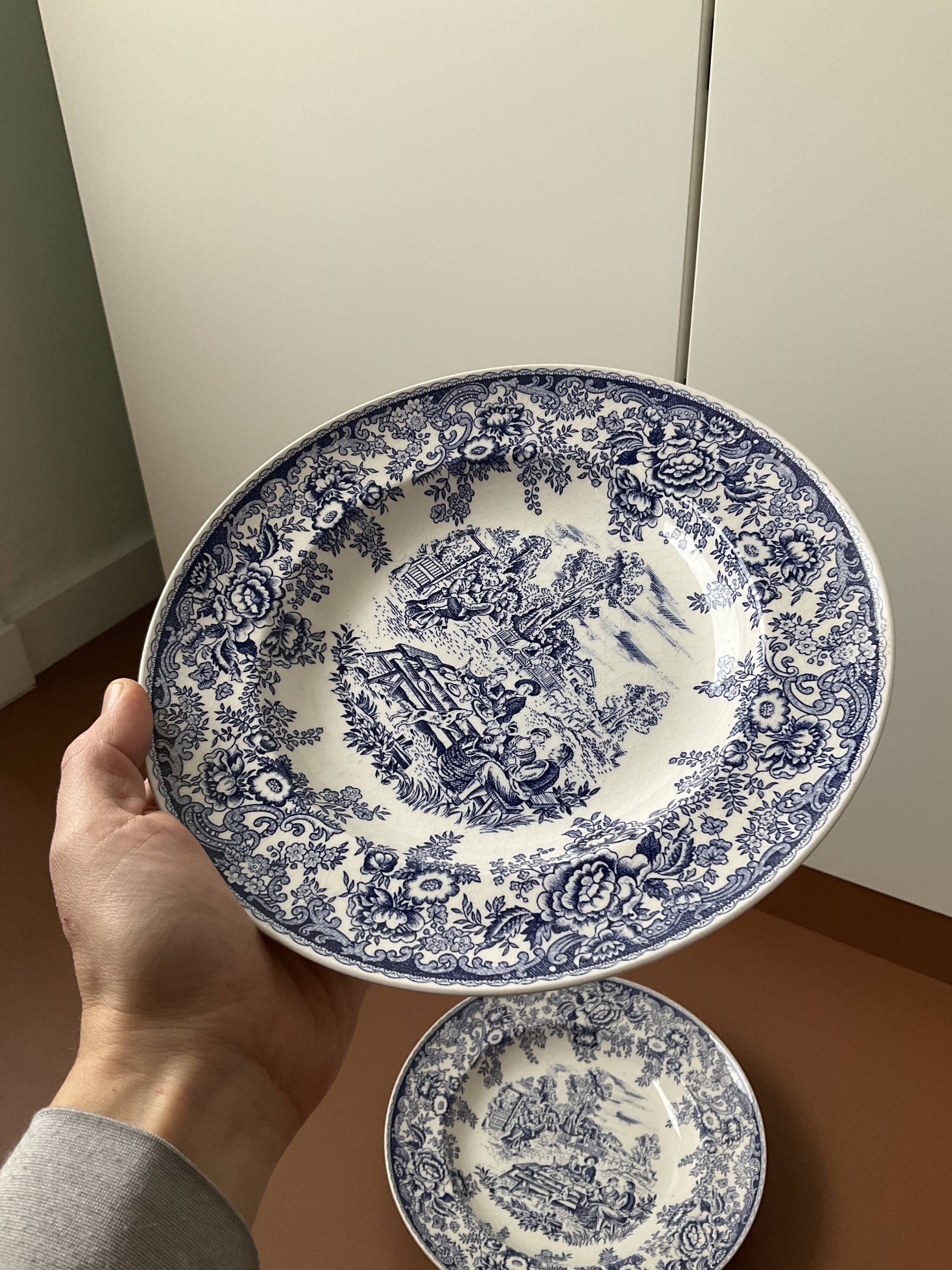 Set of 2 vintage hollow plates