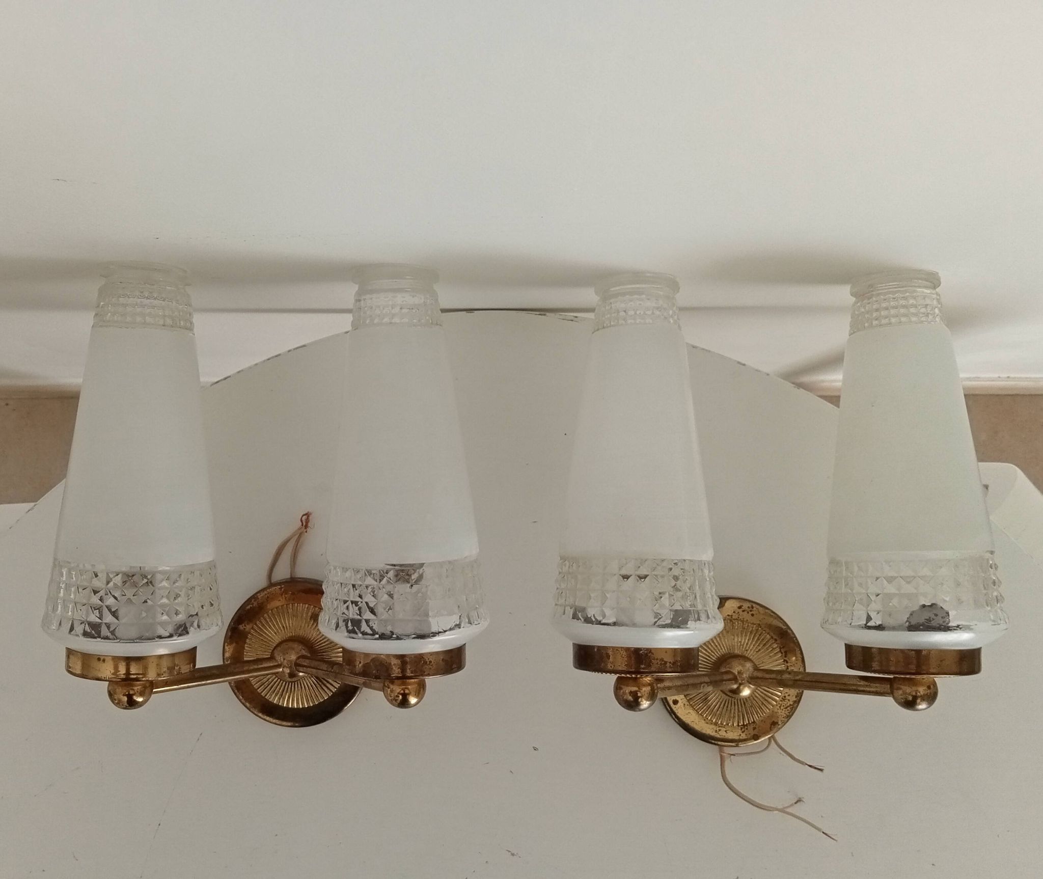 Pair of vintage double-light wall sconces in brass and etched glass from the 60s/70s.
