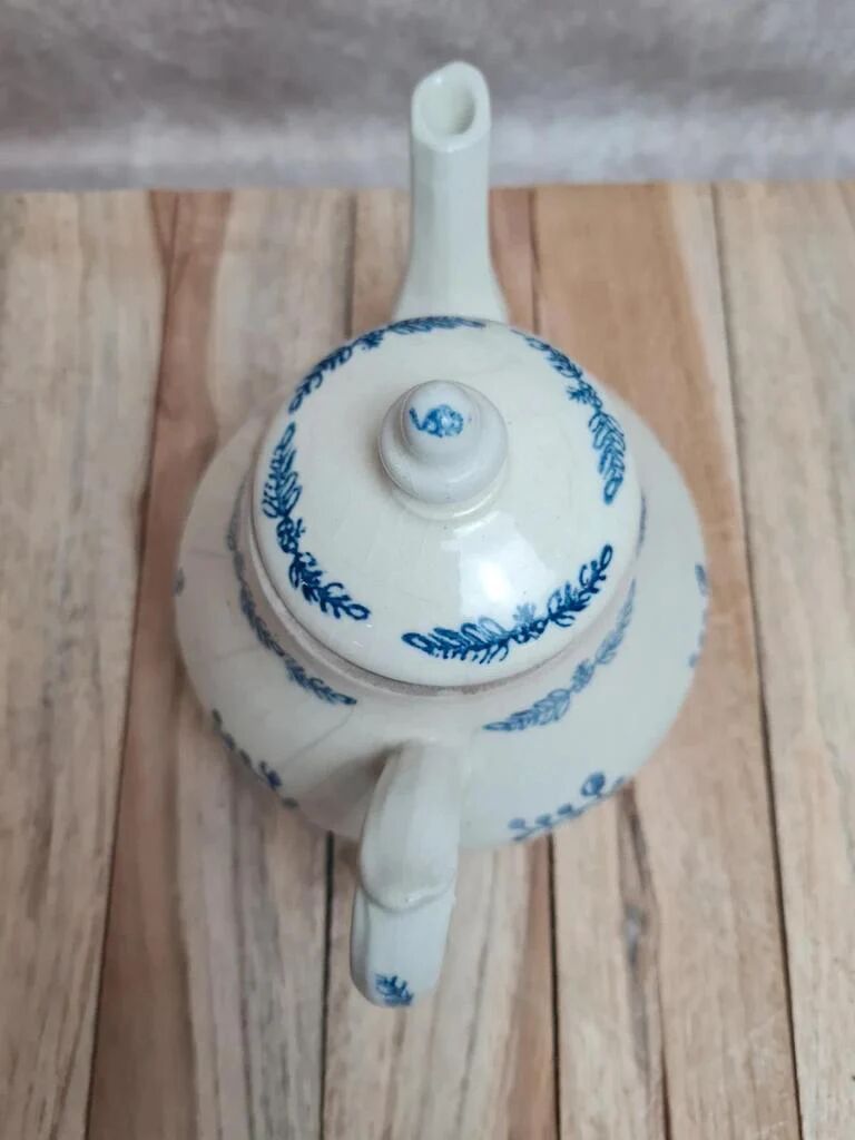 Antique glazed stoneware teapot with blue decoration – Saint-Uzé spirit