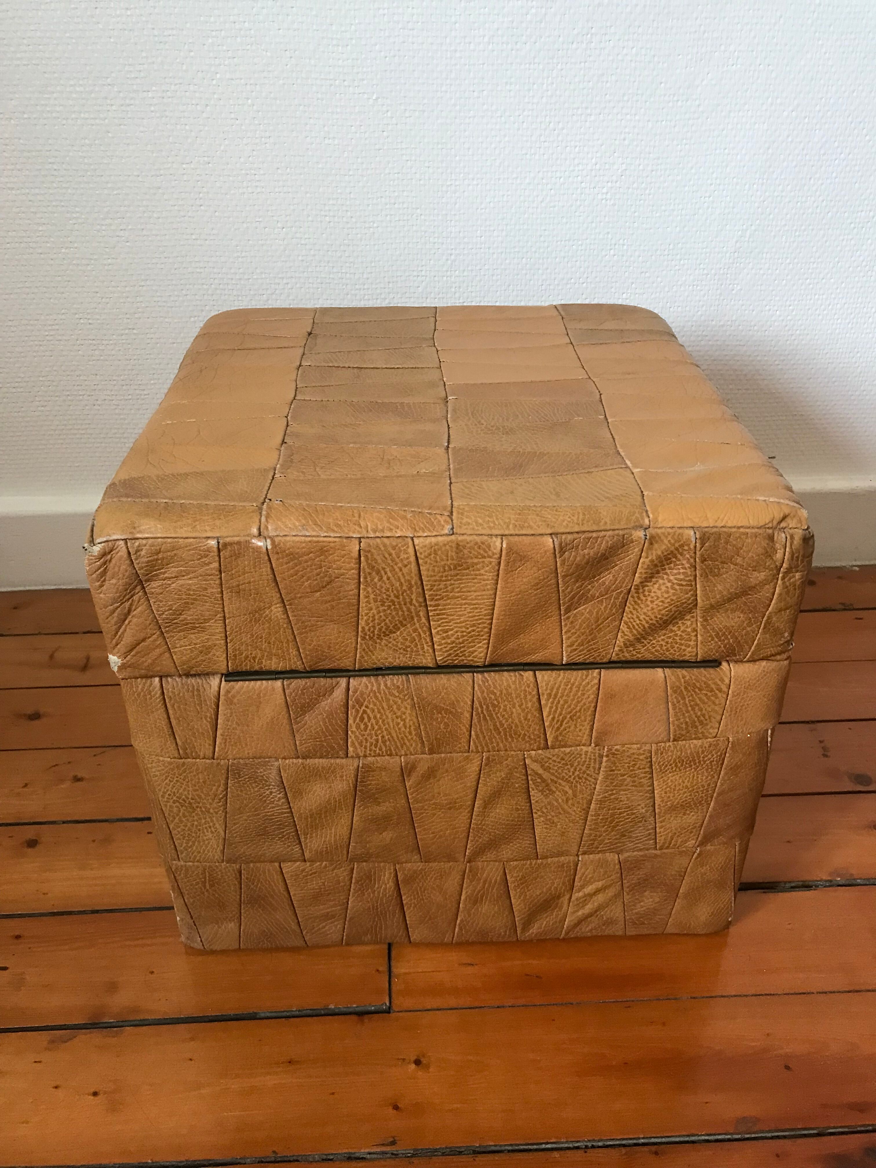 Pouf coffre cuir patchwork vintage circa 1960