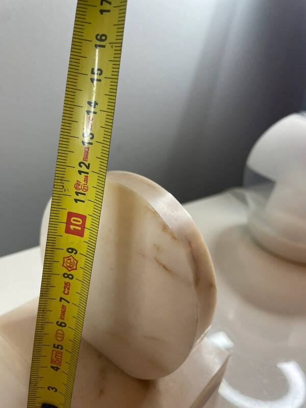 Paire de serre-livres art déco en marbre rose