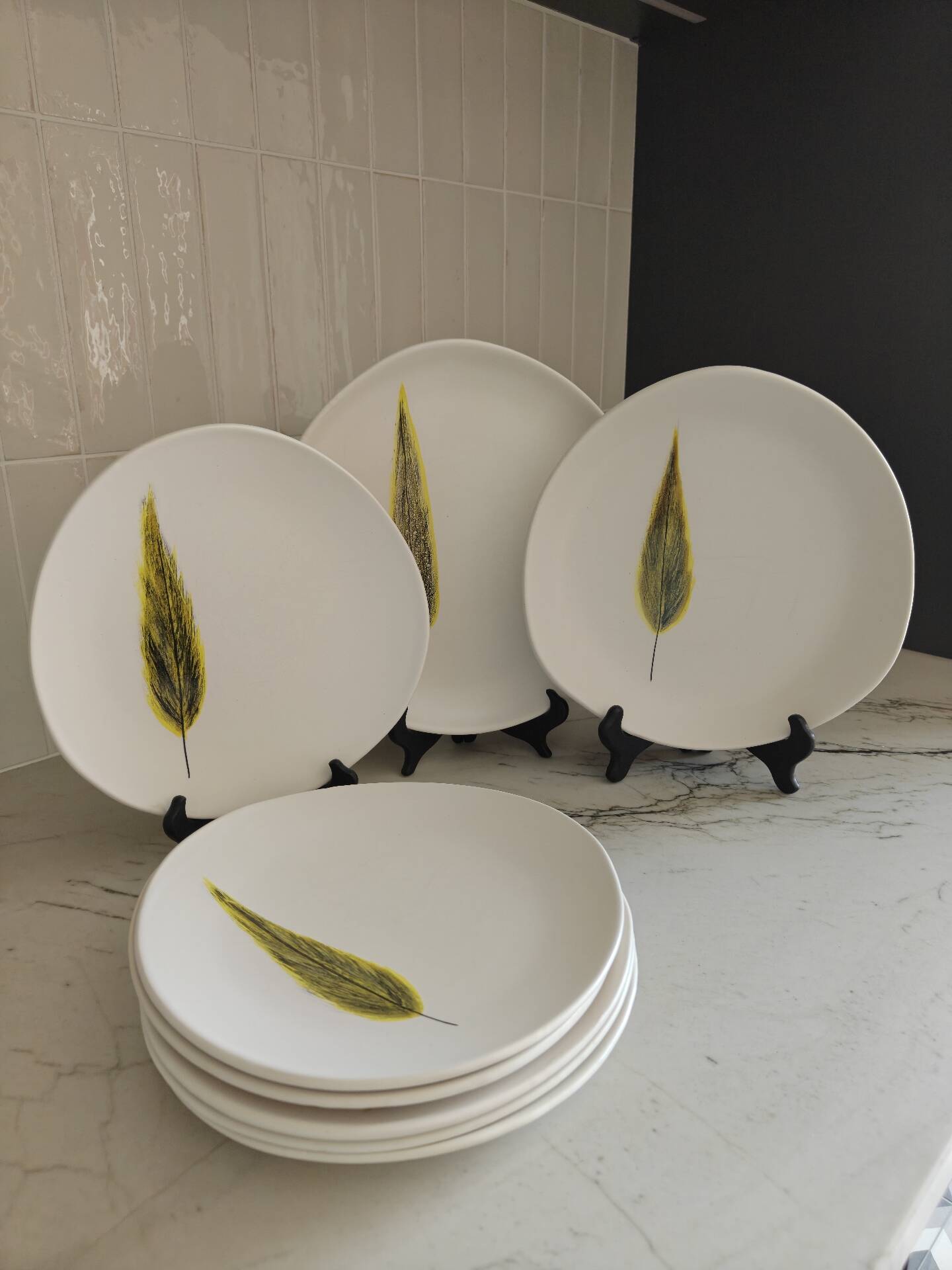Set of 6 plates and 2 dishes.