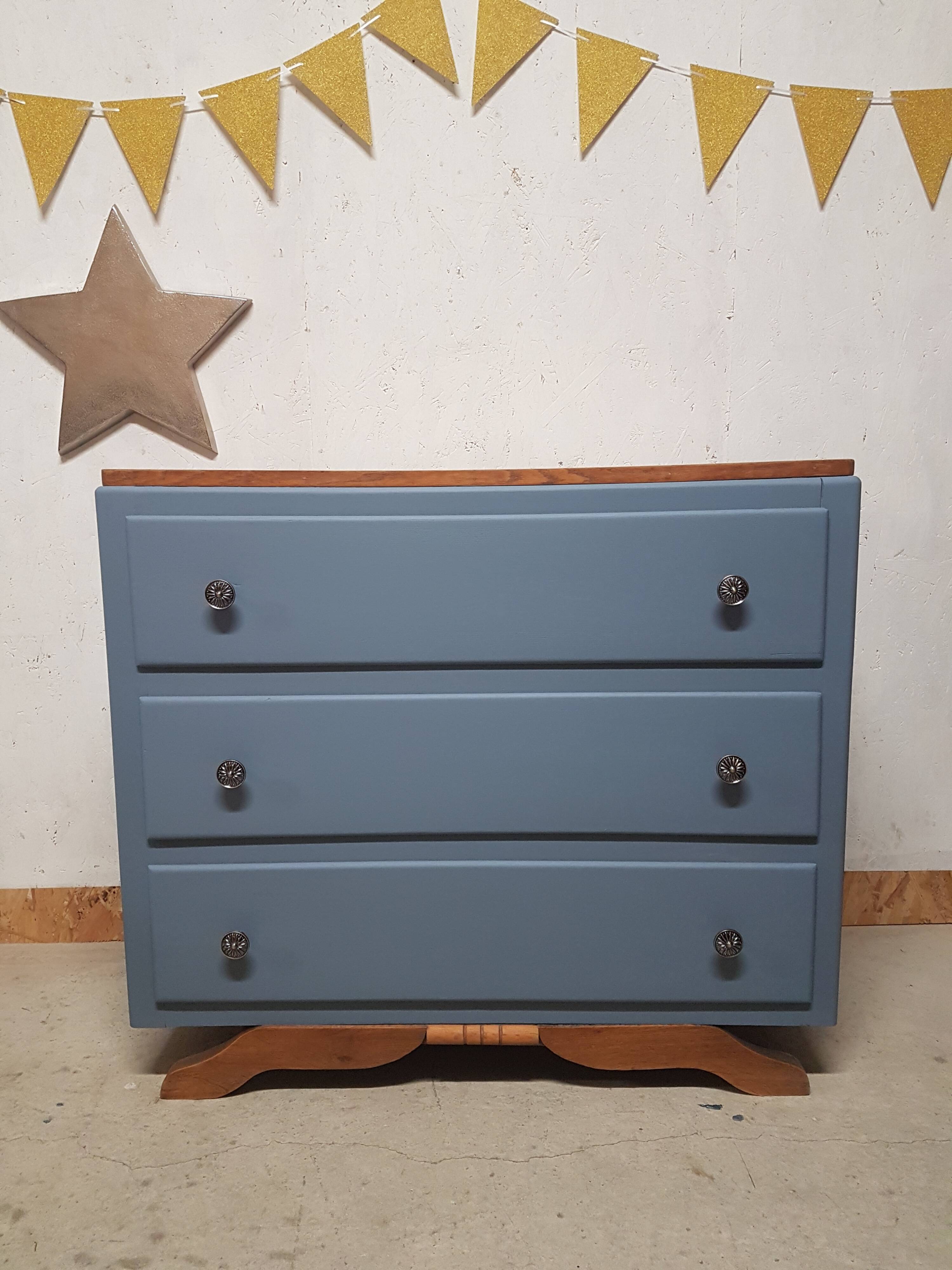 Dresser vintage mustache