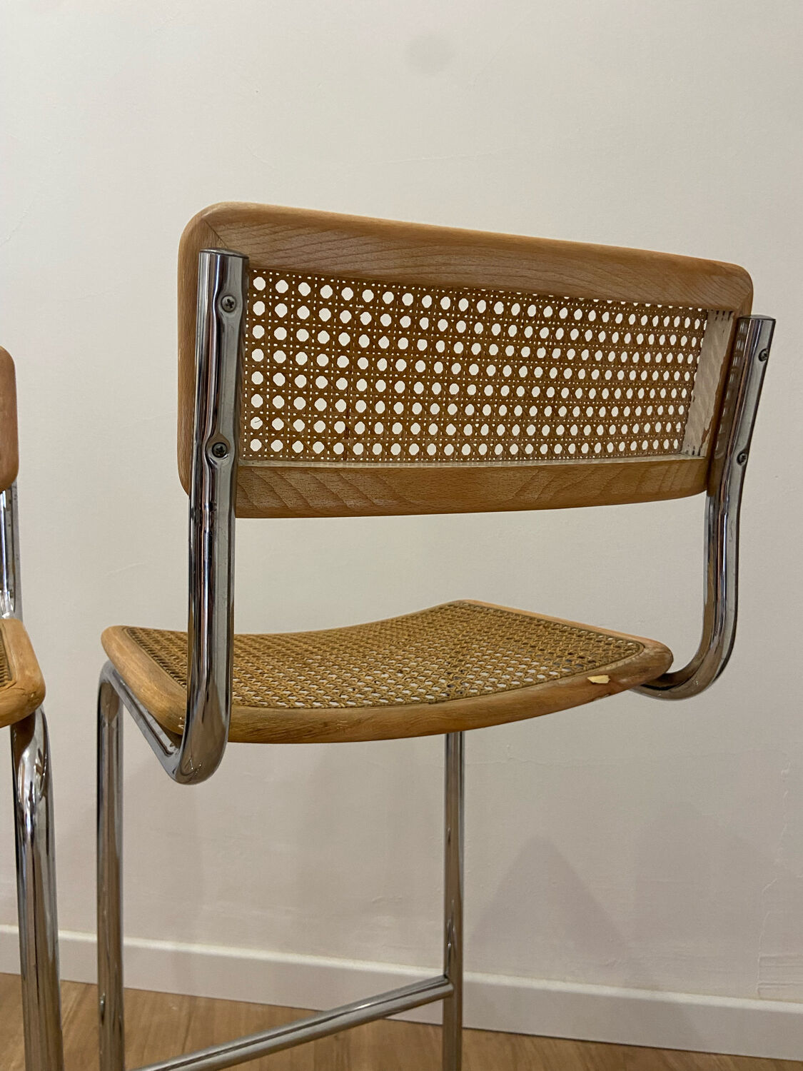 Tabourets de Bar Cesca par Marcel Breuer.