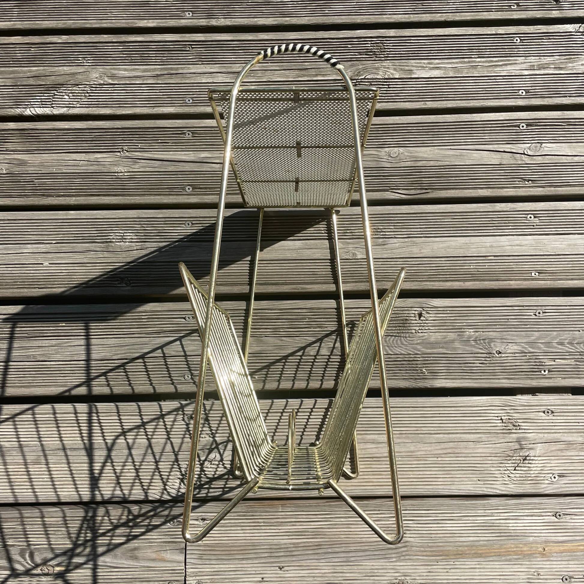 Metal wire and perforated sheet magazine rack