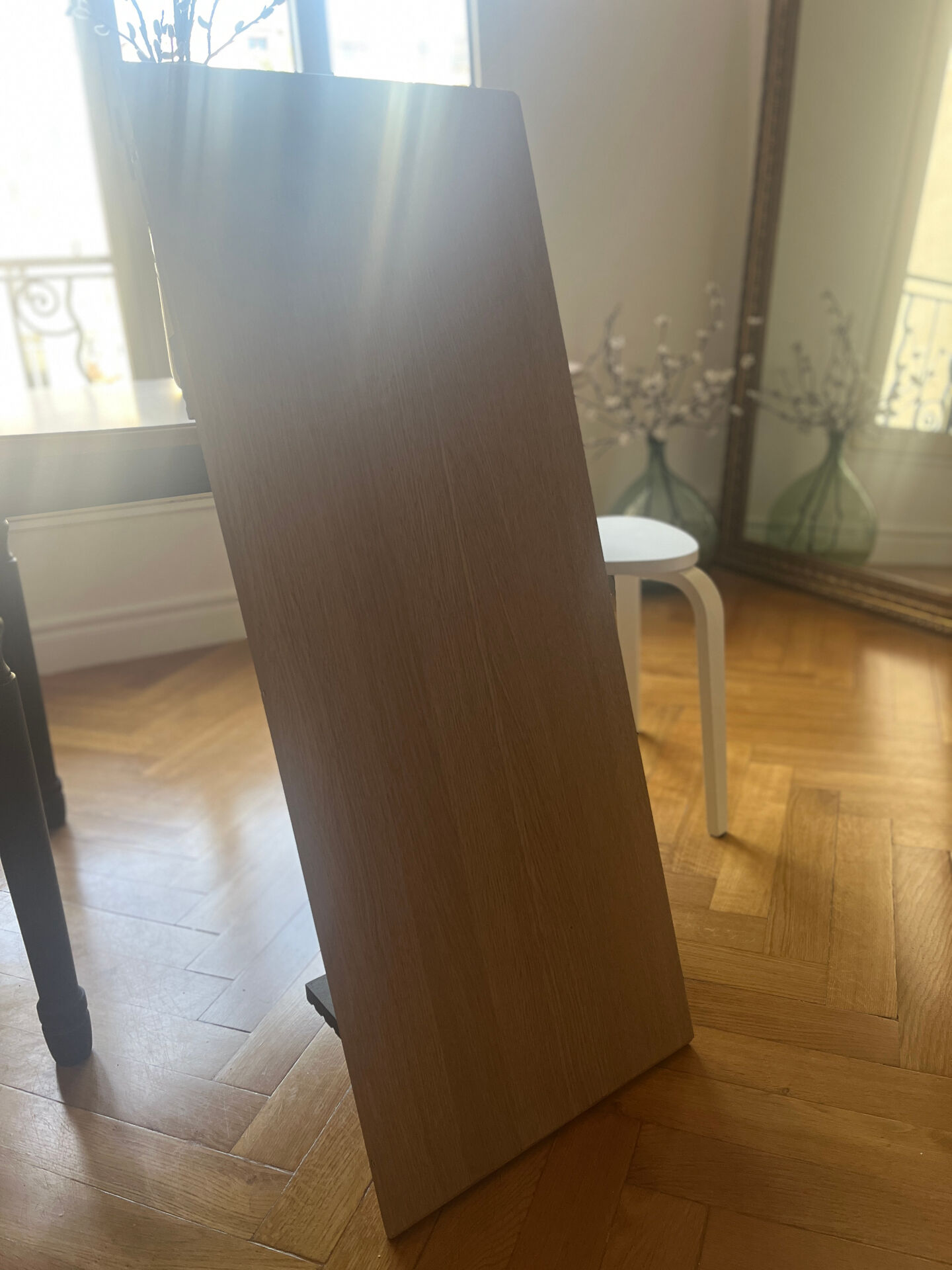 Extendable dining table for 4-8 people.
