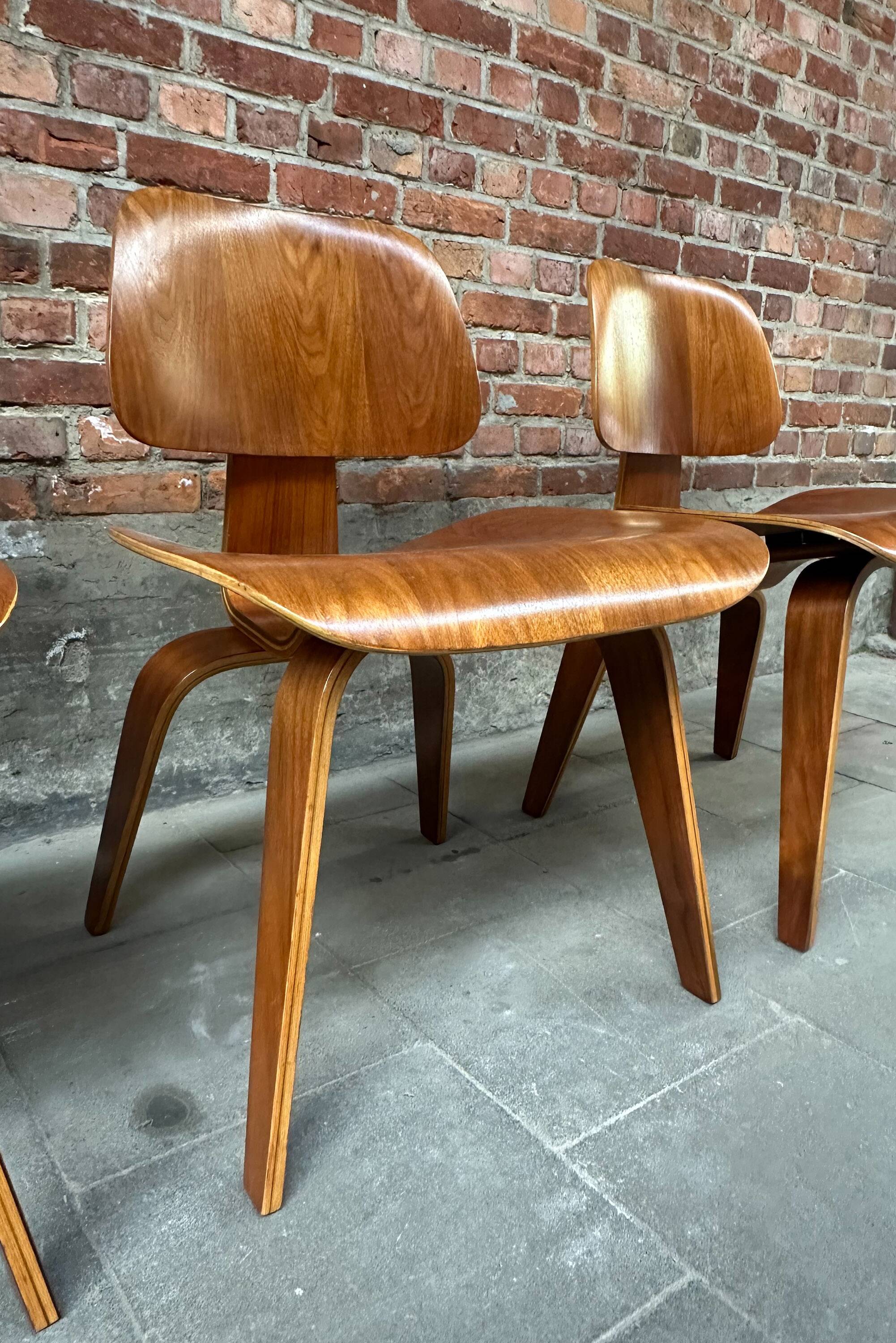 Set of 4 DCW chairs in walnut, Charles & Ray Eames, Herman Miller, 1950s